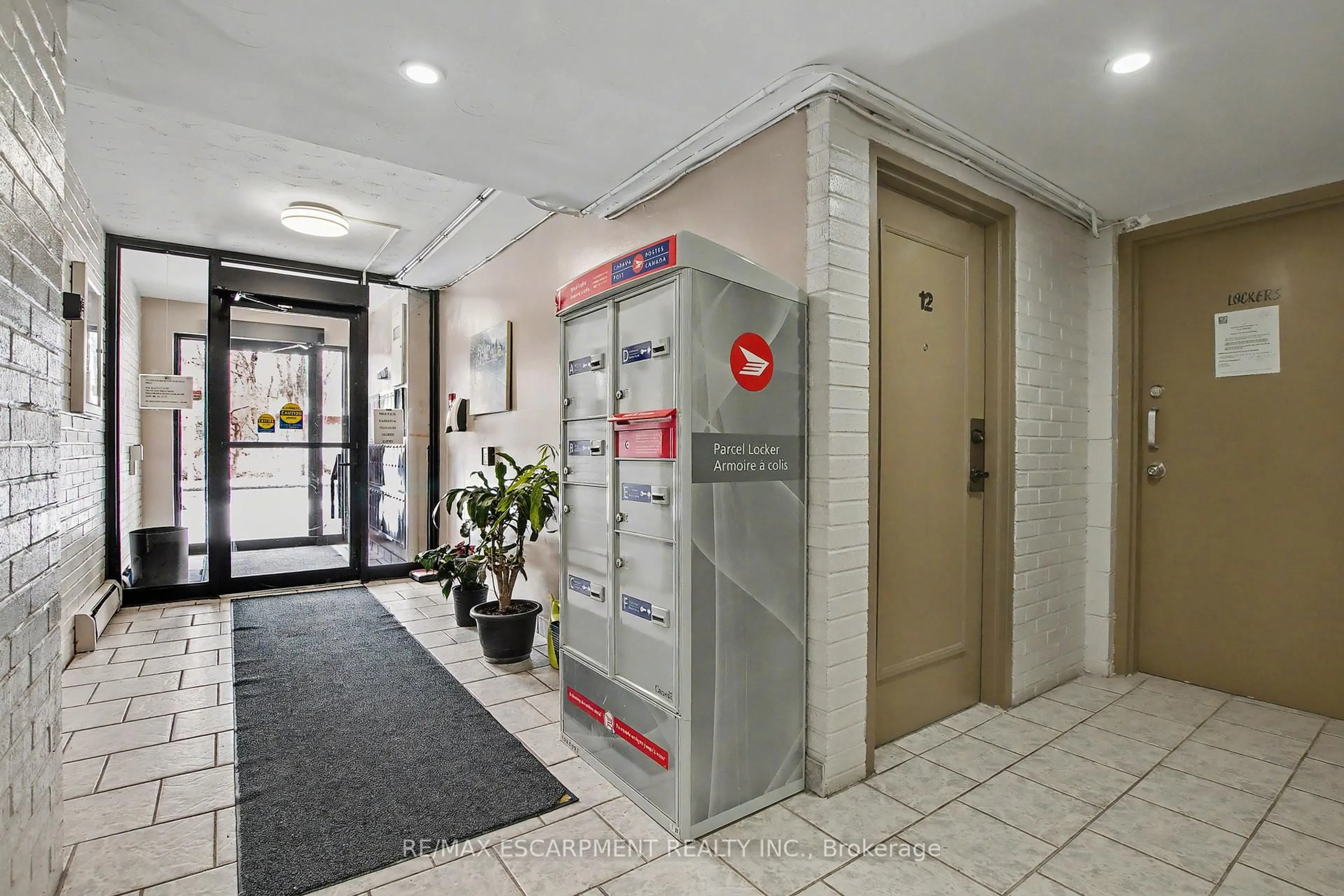 Indoor foyer for 2373 King St #36, Hamilton Ontario L8K 1X9