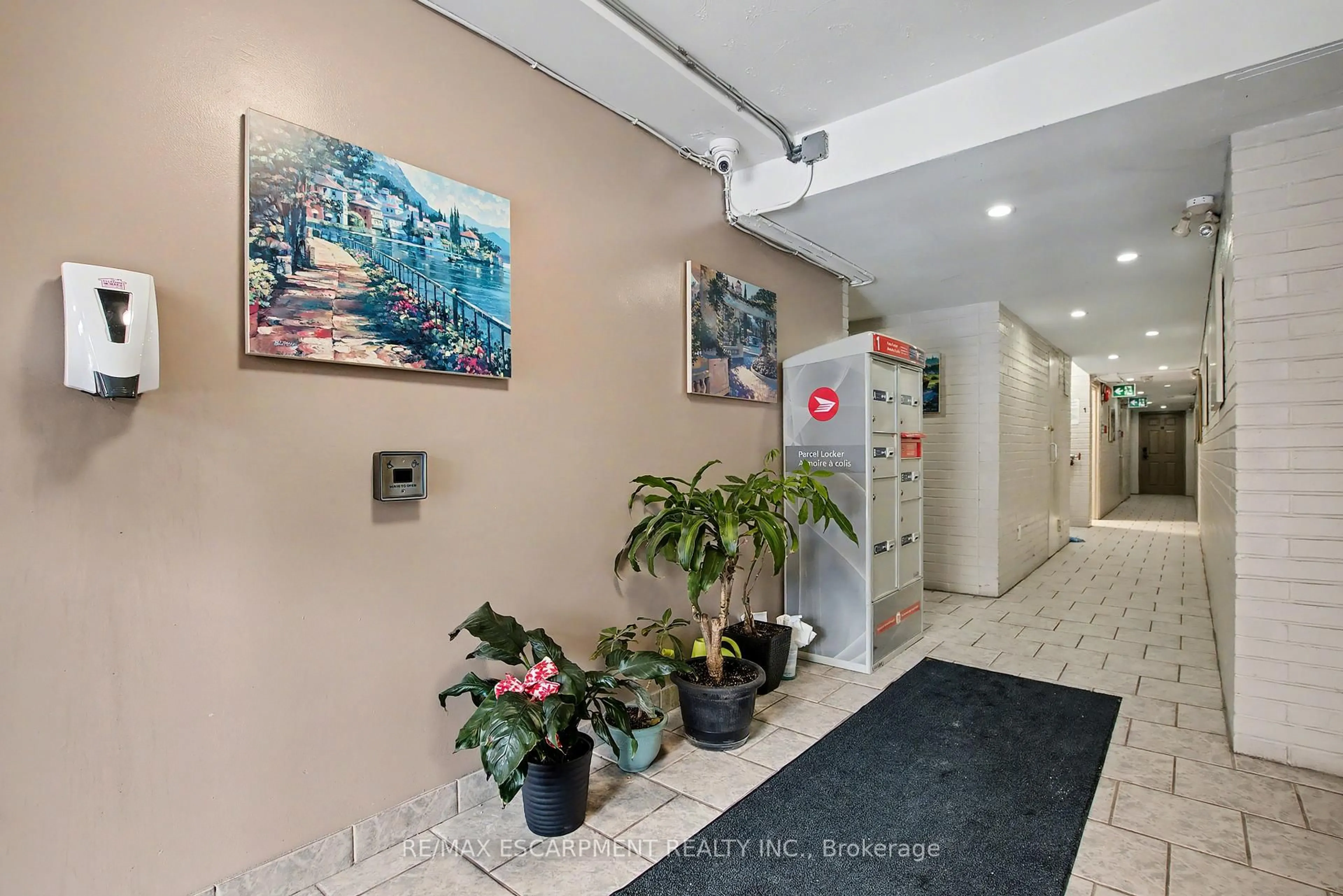 Indoor foyer for 2373 King St #36, Hamilton Ontario L8K 1X9