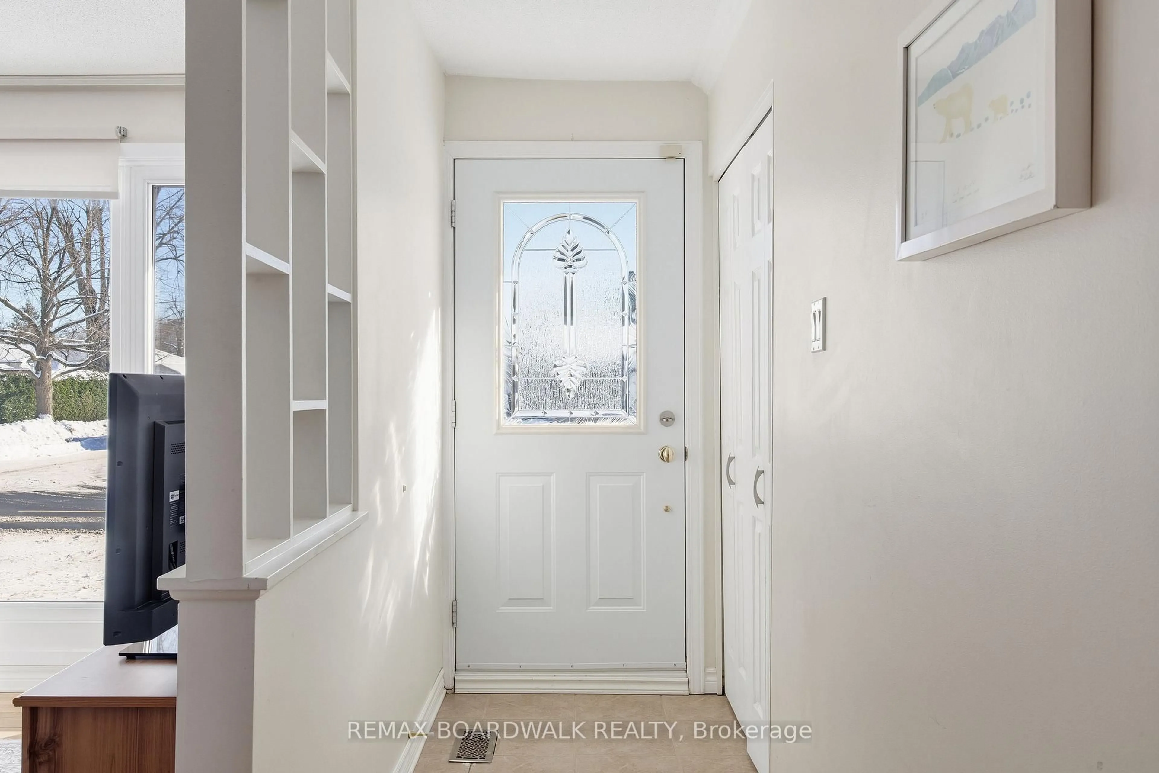 Indoor entryway for 1381 Matheson Rd, Ottawa Ontario K1J 8B5