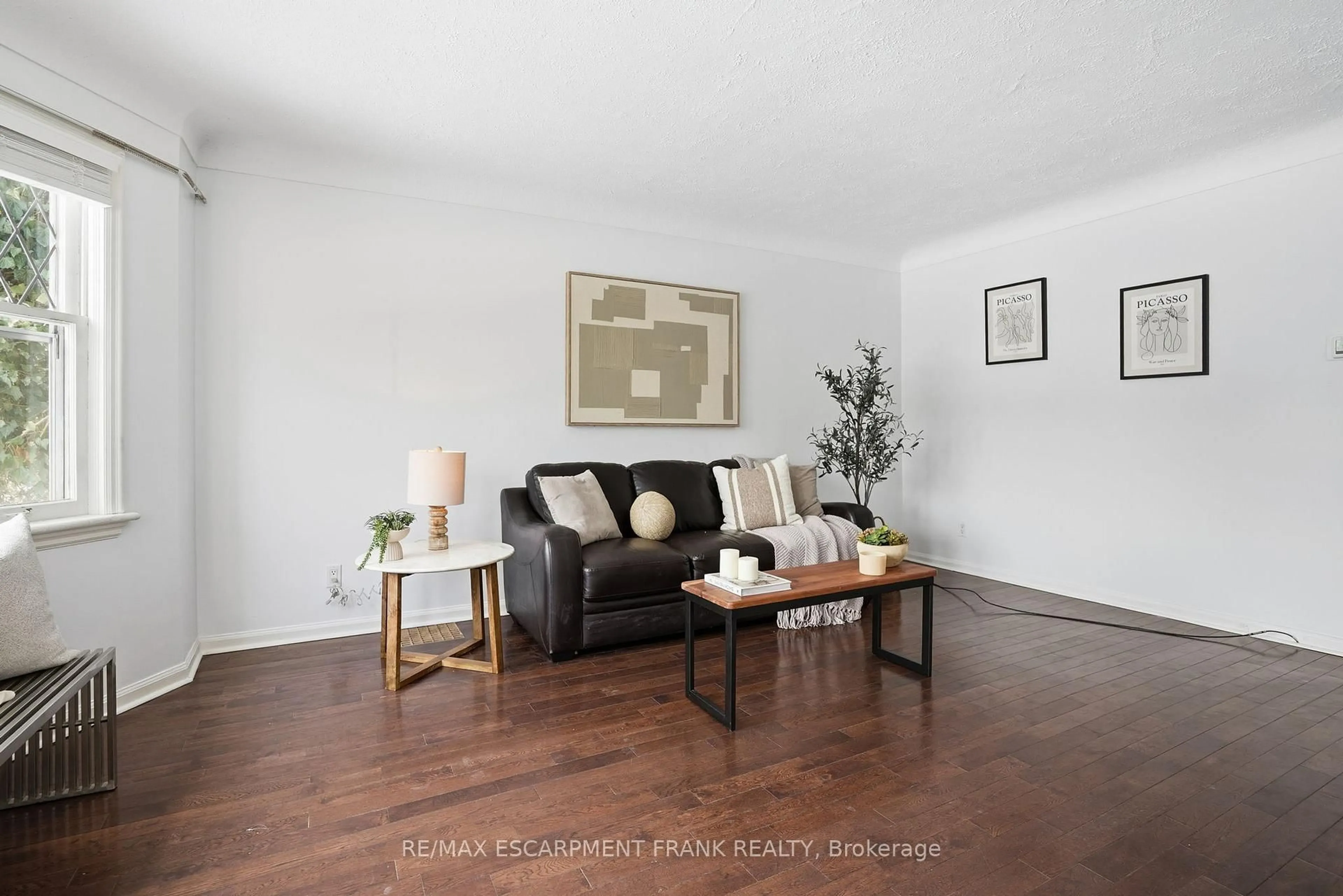 Living room with furniture, wood/laminate floor for 153 PARKVIEW Dr, Hamilton Ontario L8S 3Y4