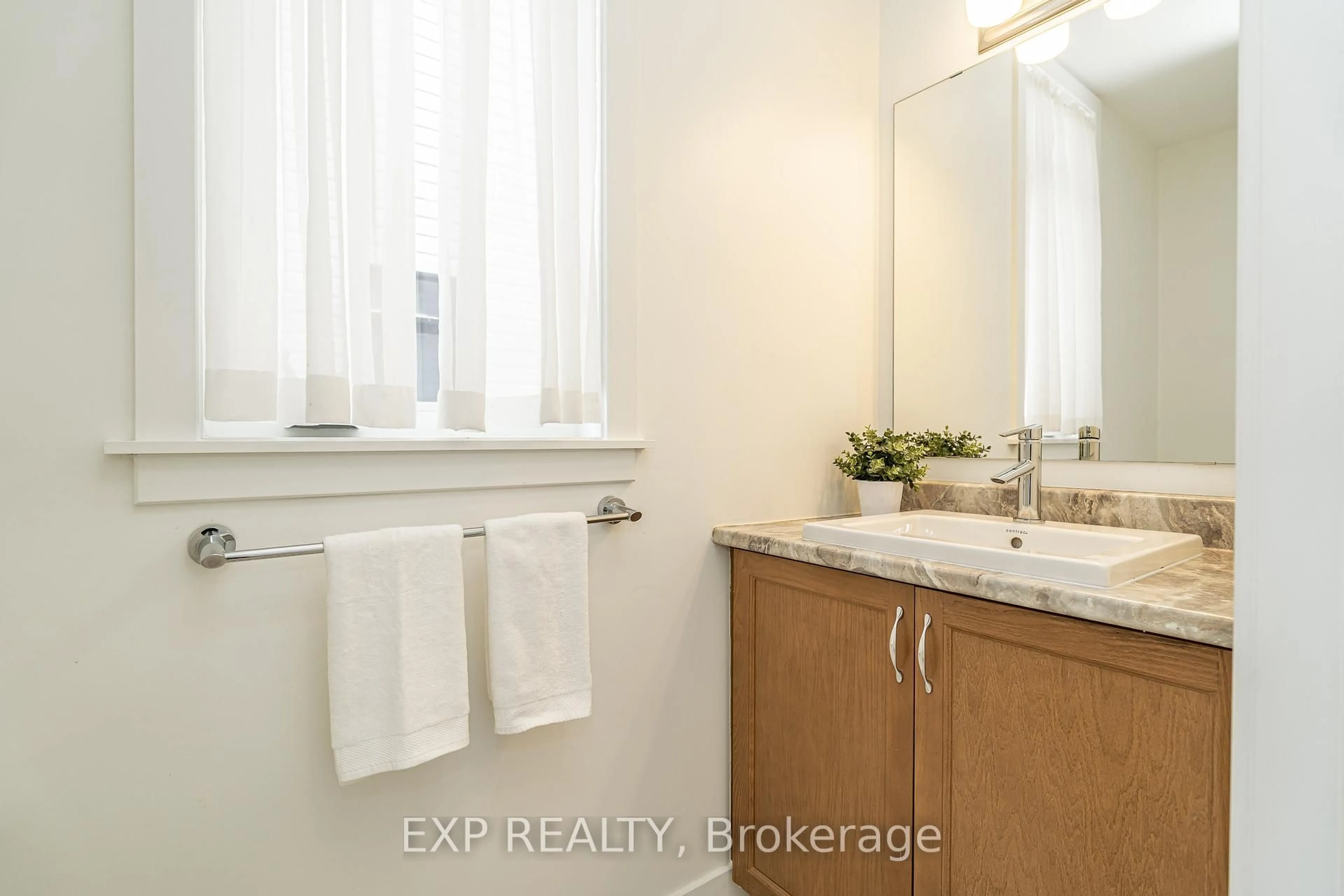 Standard bathroom, ceramic/tile floor for 914 Alvarez Lane, Ottawa Ontario K1T 0W2