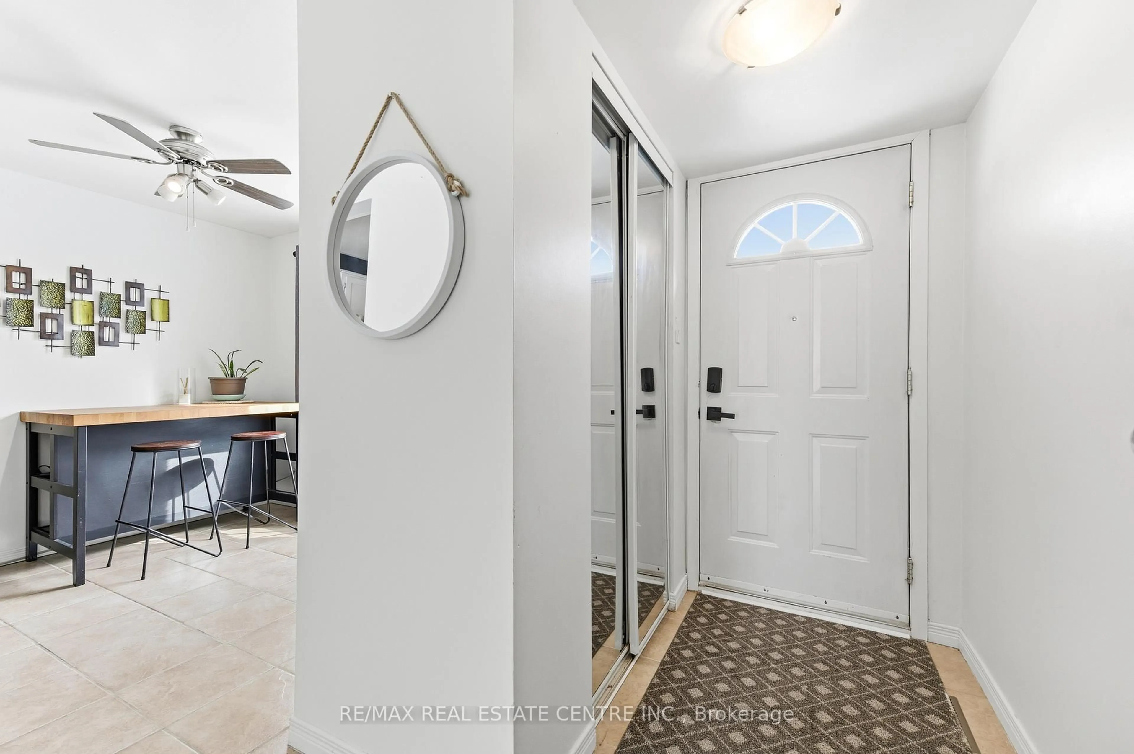 Indoor entryway for 210 Glamis Rd #22, Cambridge Ontario N1R 6L3