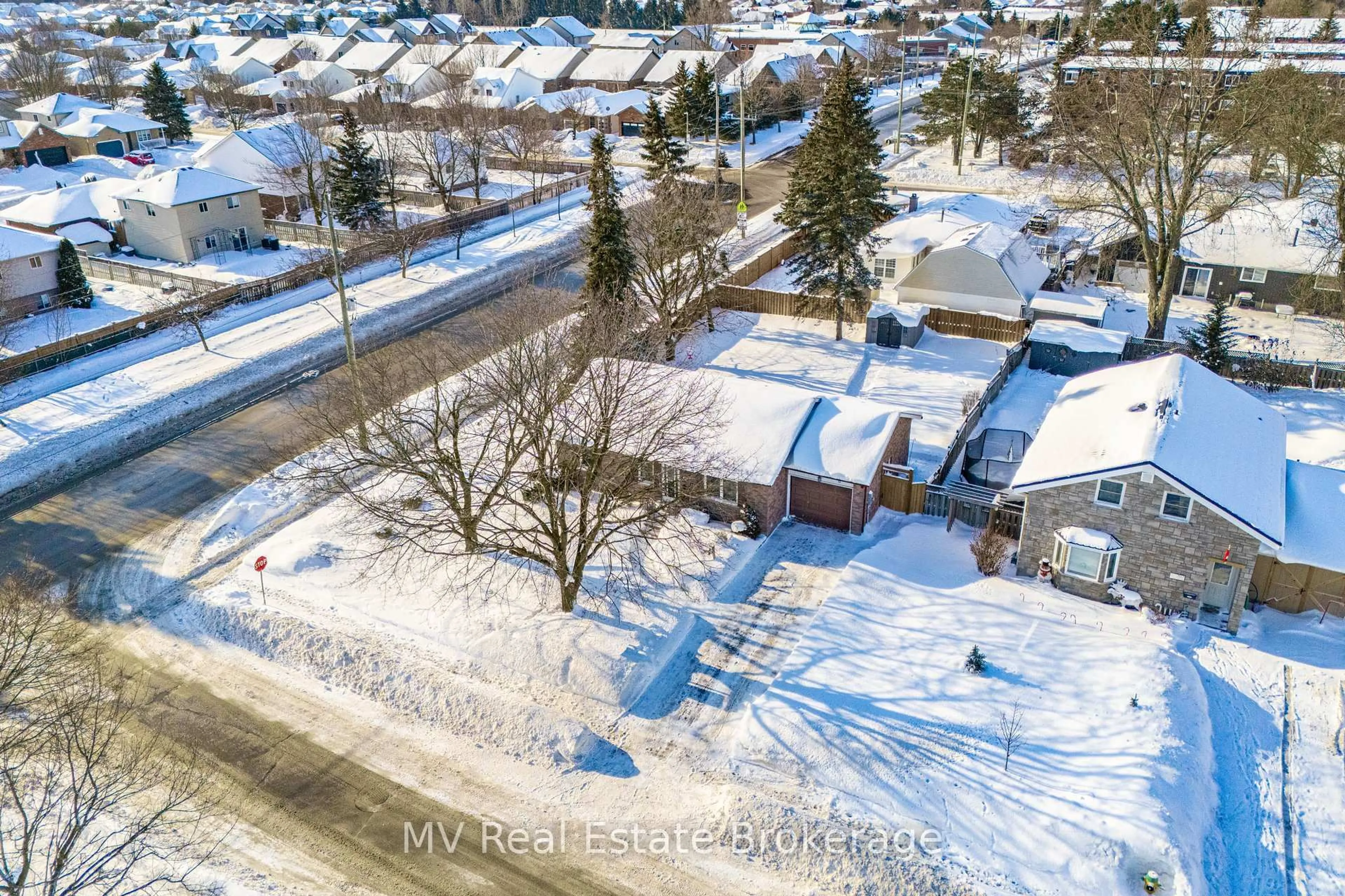 A pic from outside/outdoor area/front of a property/back of a property/a pic from drone, street for 519 Shortreed Ave, Centre Wellington Ontario N1M 3H4