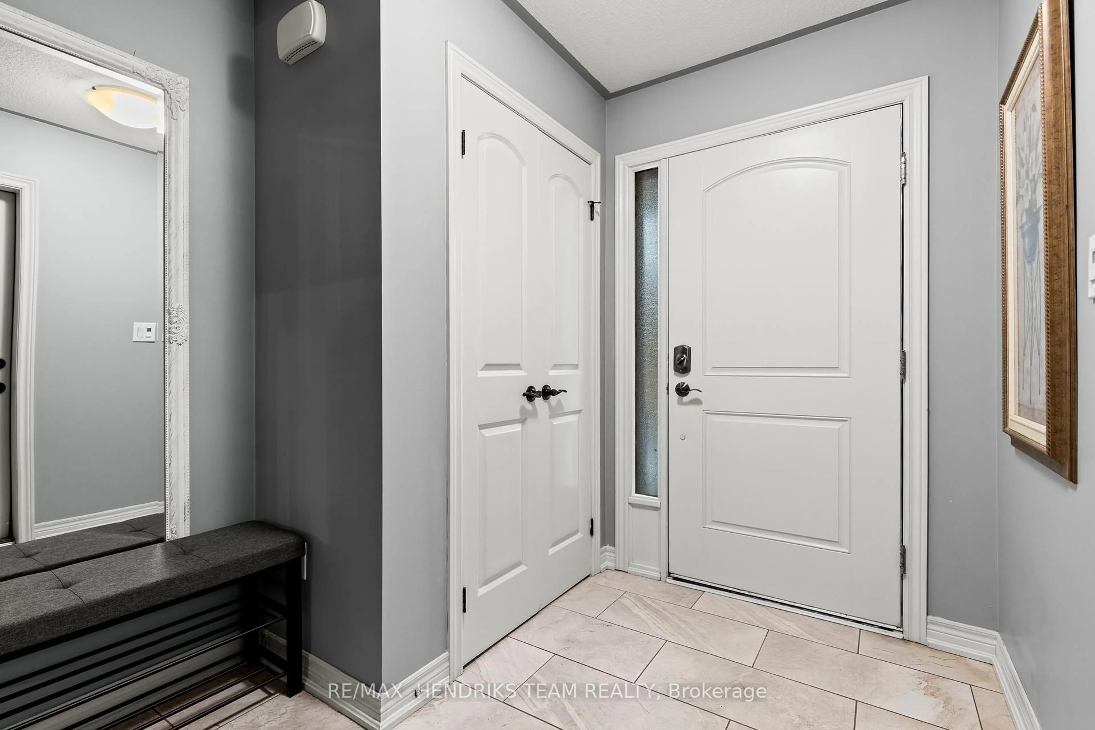 Indoor entryway for 379 Michael Dr, Welland Ontario L3C 0A5