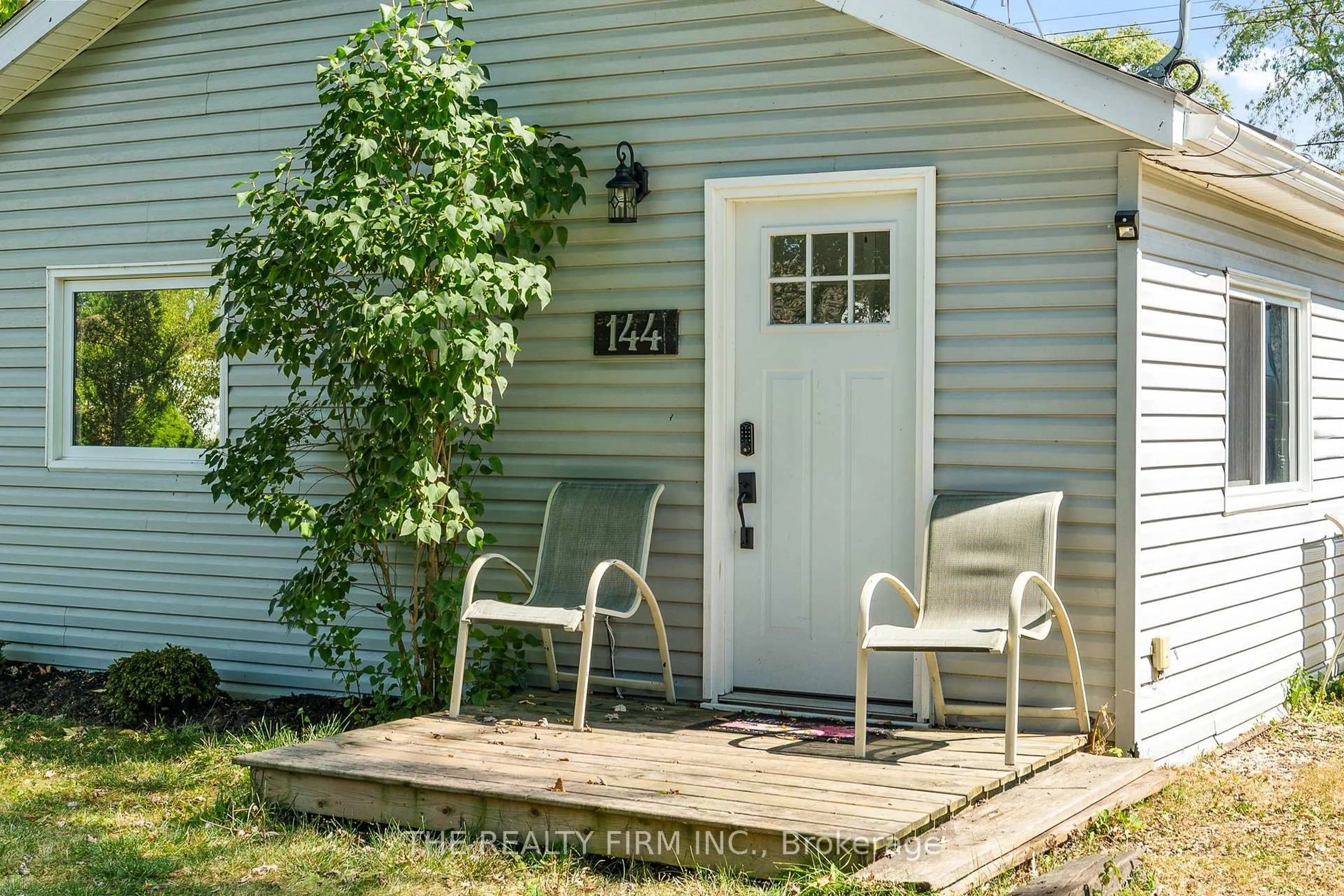 Patio, street for 144 Lincoln Crt, Essex Ontario N0R 1G0