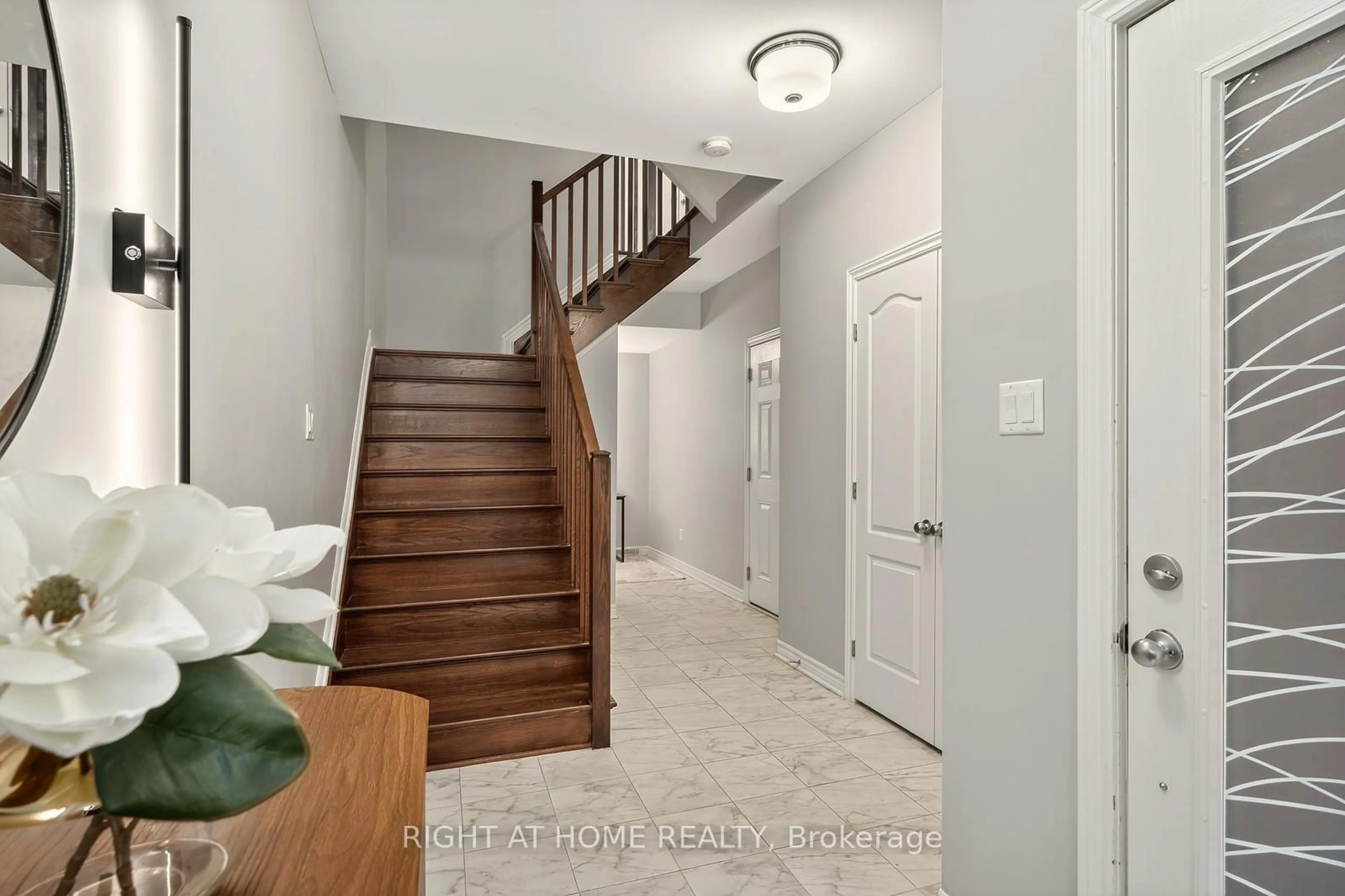 Indoor entryway for 521 Chaperal Private, Ottawa Ontario K4A 0Y2