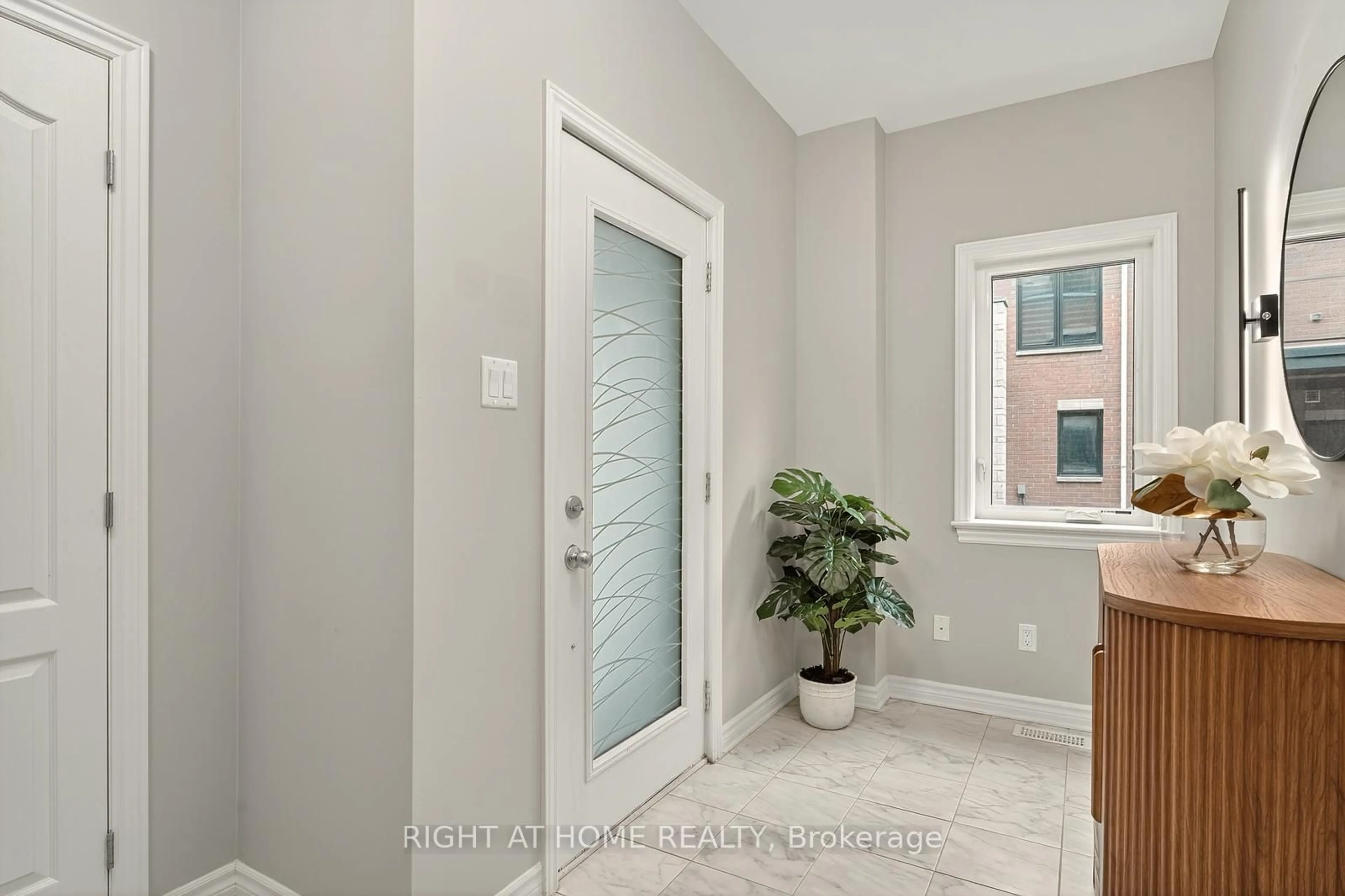 Indoor entryway for 521 Chaperal Private, Ottawa Ontario K4A 0Y2