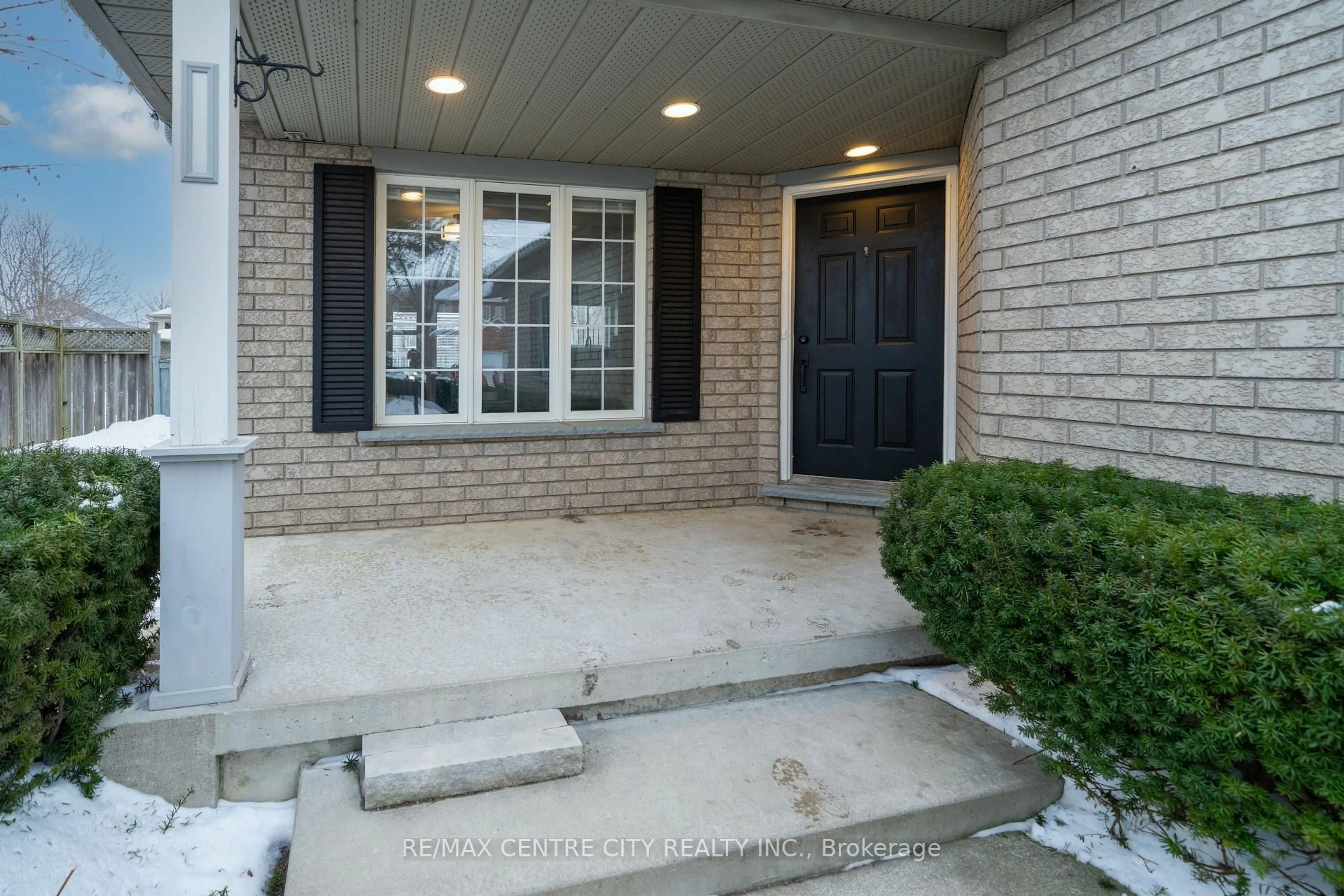 Indoor entryway for 241 Parkview Dr, Strathroy-Caradoc Ontario N7G 4C1