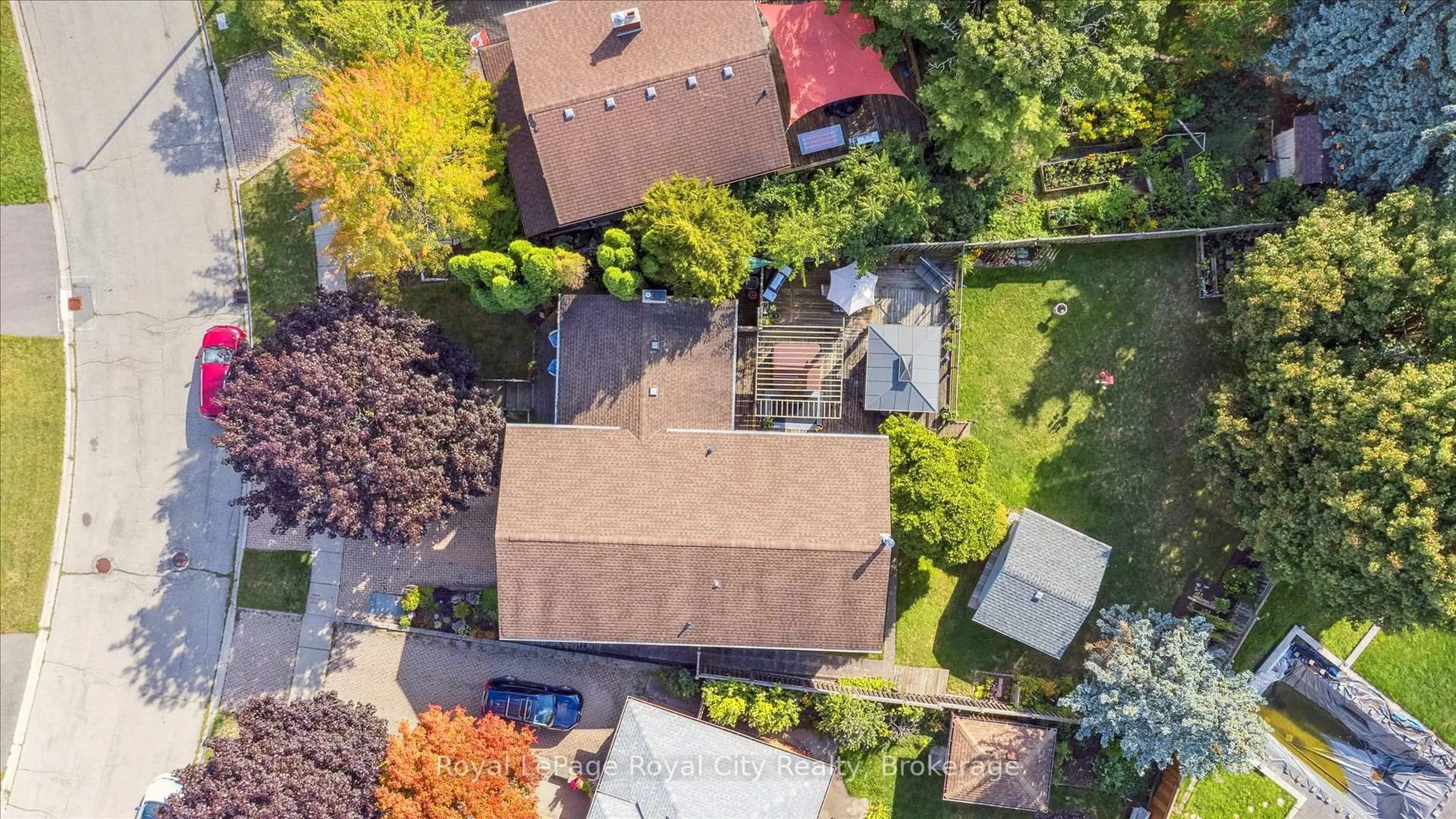 A pic from outside/outdoor area/front of a property/back of a property/a pic from drone, street for 28 Wimbledon Rd, Guelph Ontario N1H 7N1