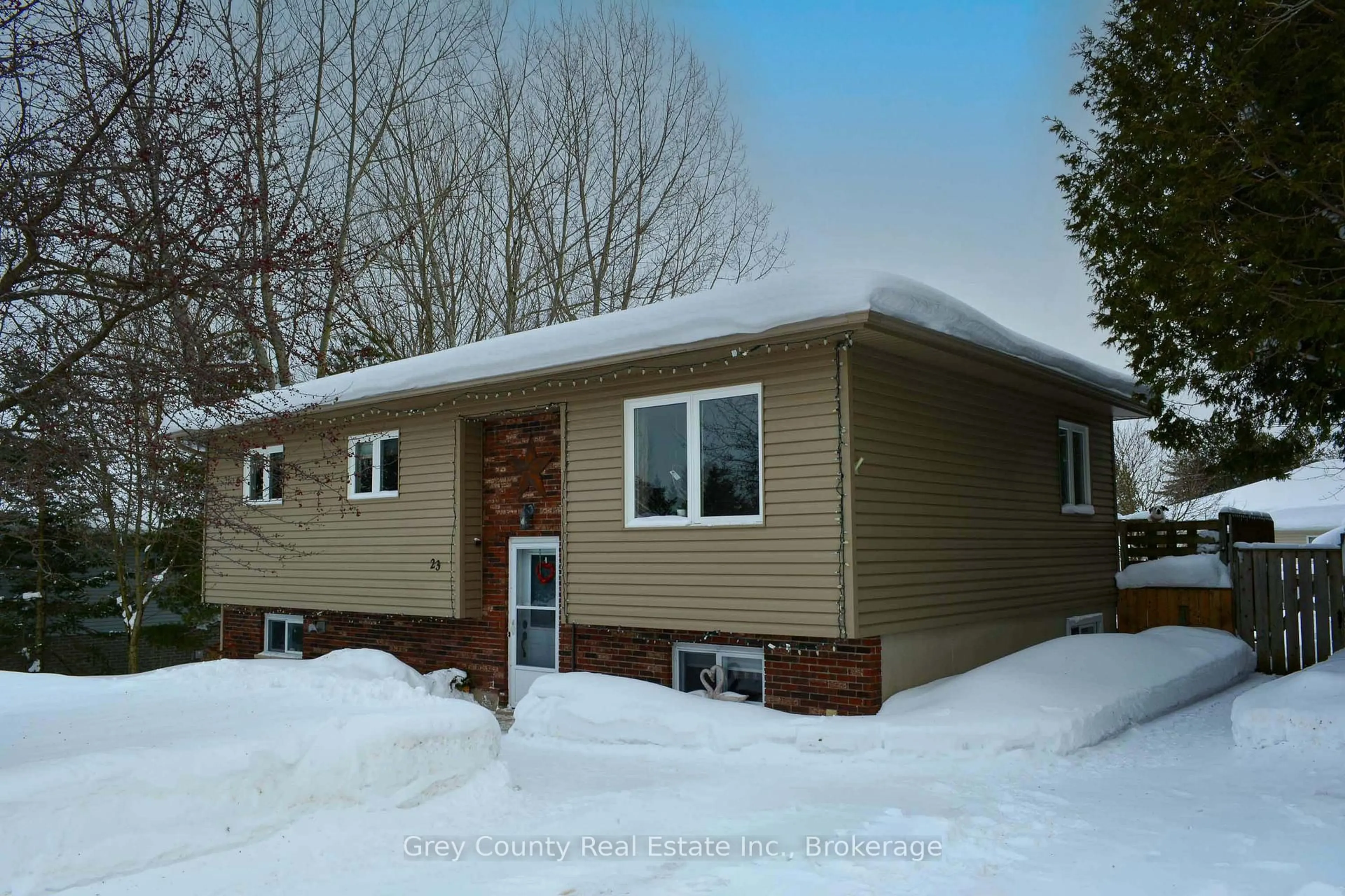 Home with vinyl exterior material, unknown for 23 Brackenbury St, Grey Highlands Ontario N0C 1H0