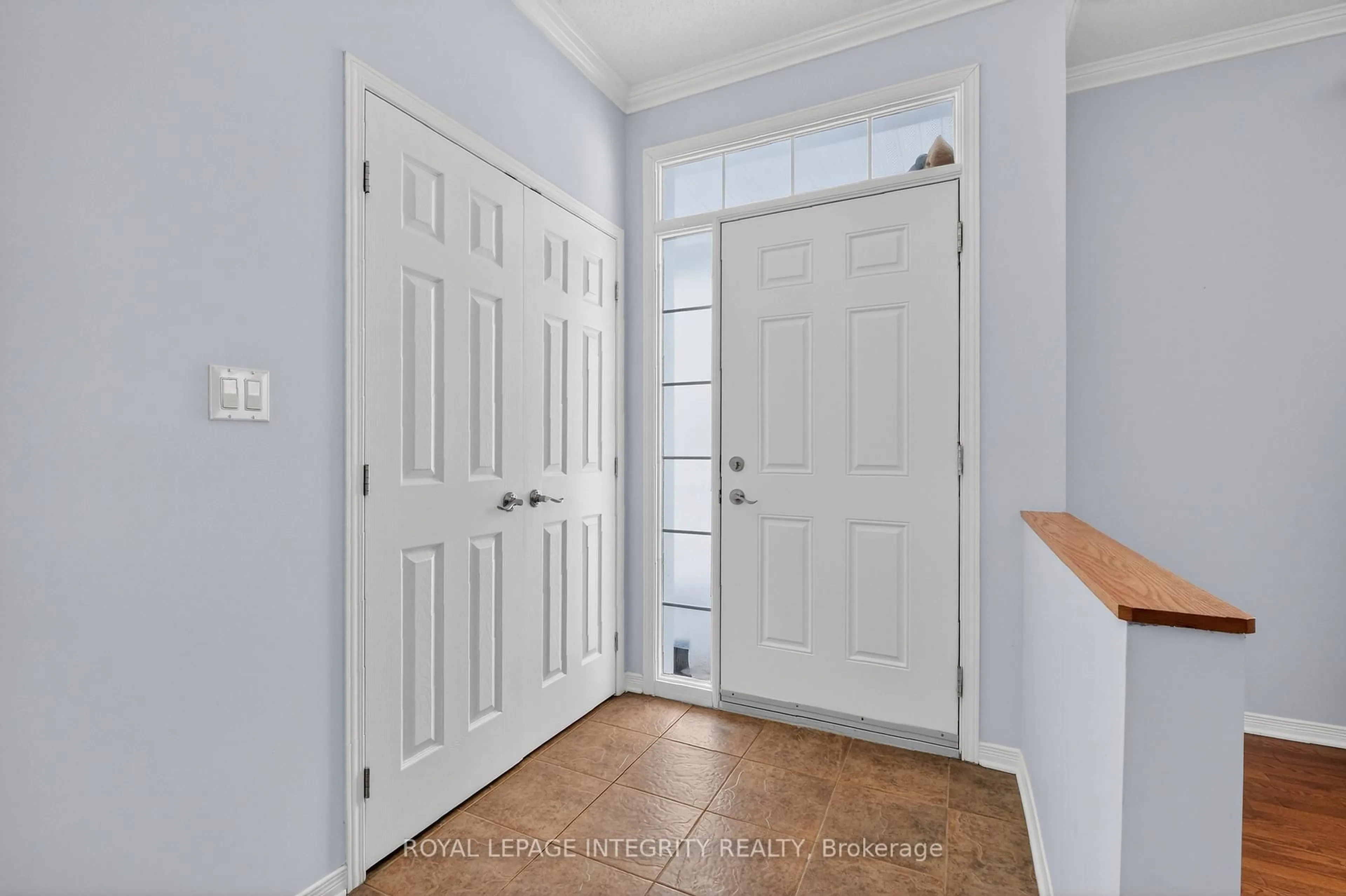 Indoor entryway for 657 Country Trail Private, Carlsbad Springs Ontario K0A 1K0