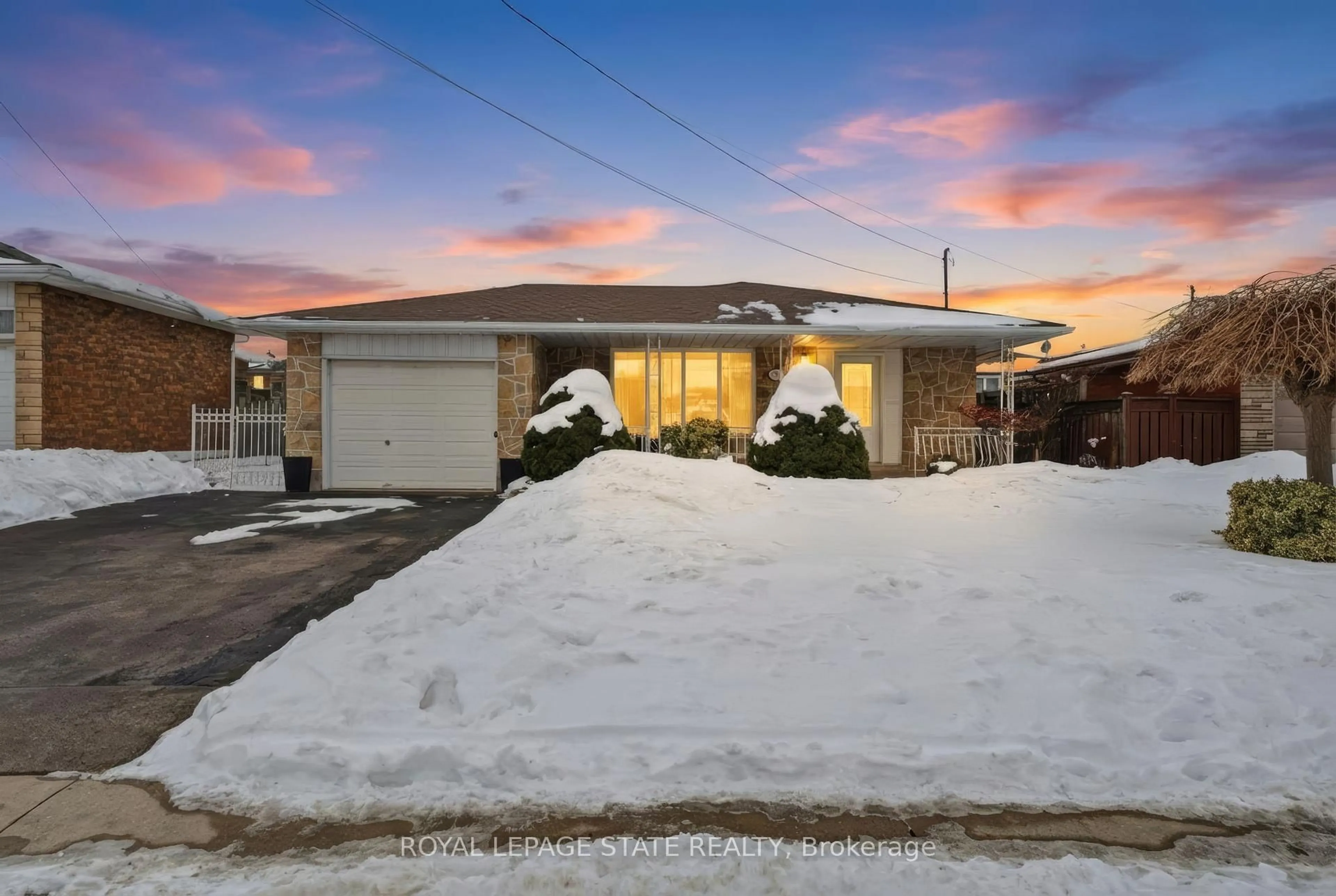 A pic from outside/outdoor area/front of a property/back of a property/a pic from drone, street for 156 Kentley Dr, Hamilton Ontario L8E 1A7