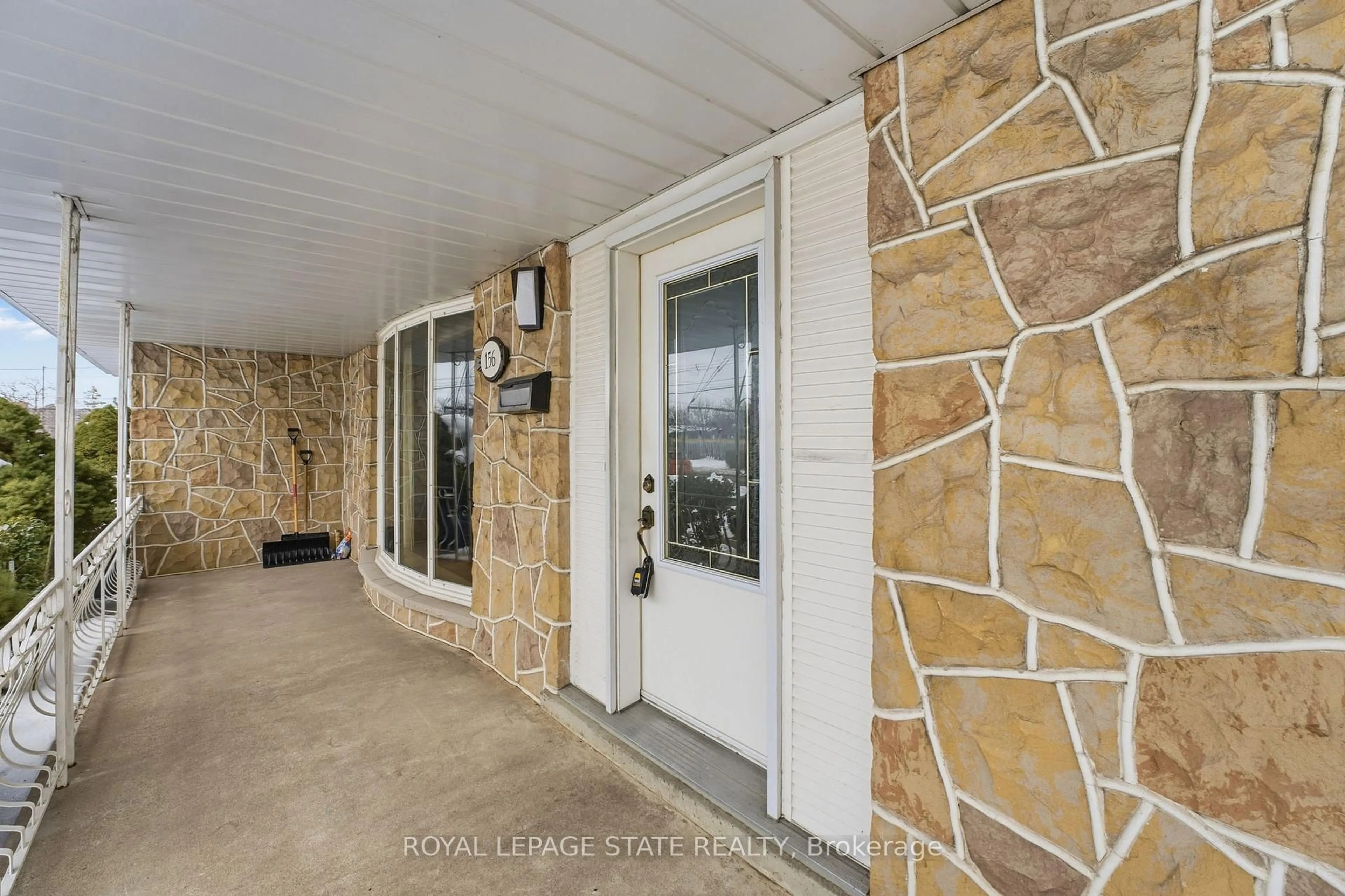 Indoor entryway for 156 Kentley Dr, Hamilton Ontario L8E 1A7