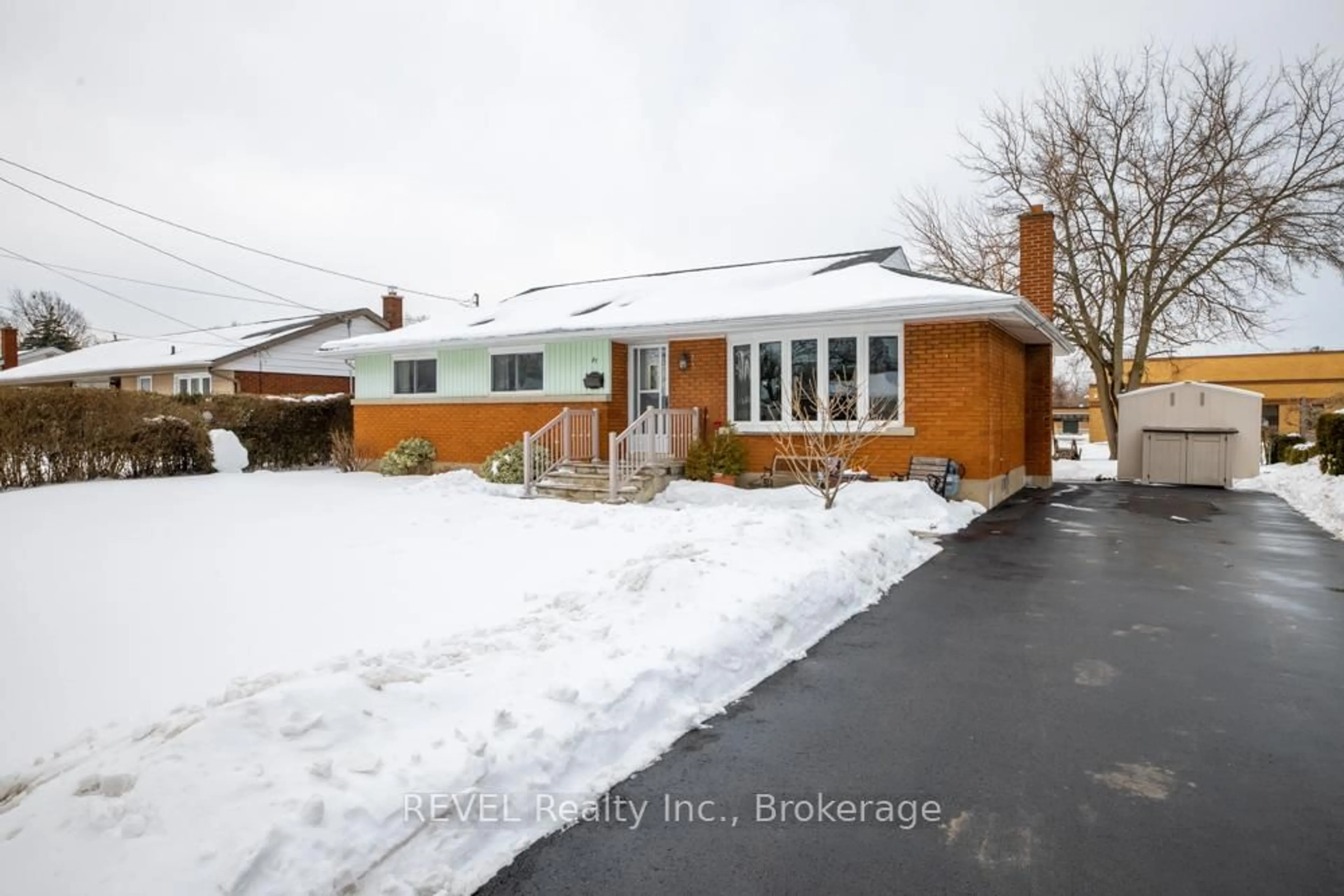 Home with brick exterior material, street for 87 Royal Manor Dr, St. Catharines Ontario L2M 4L9
