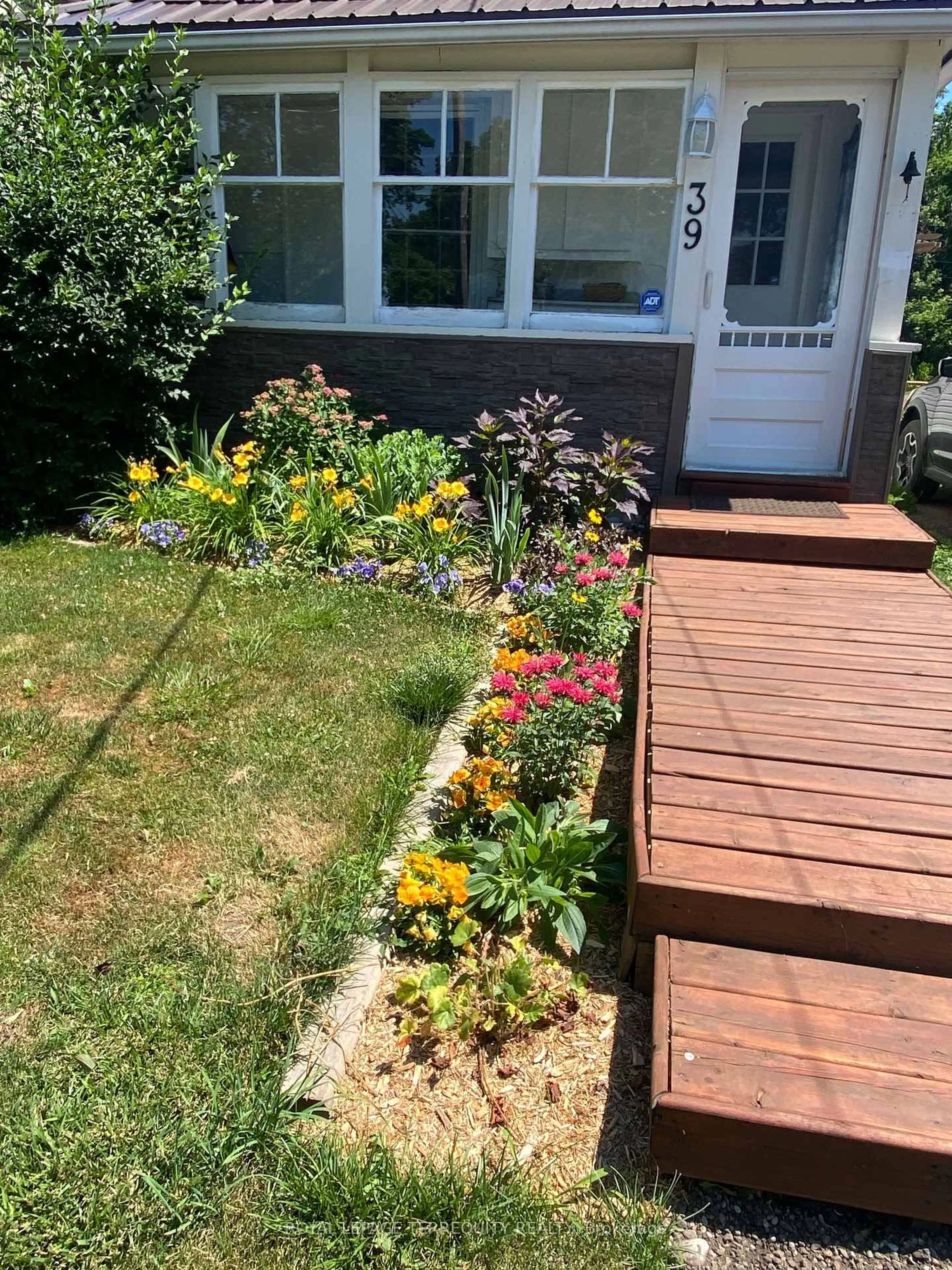 A pic from outside/outdoor area/front of a property/back of a property/a pic from drone, street for 39 Raglan St, Trent Hills Ontario K0L 1L0