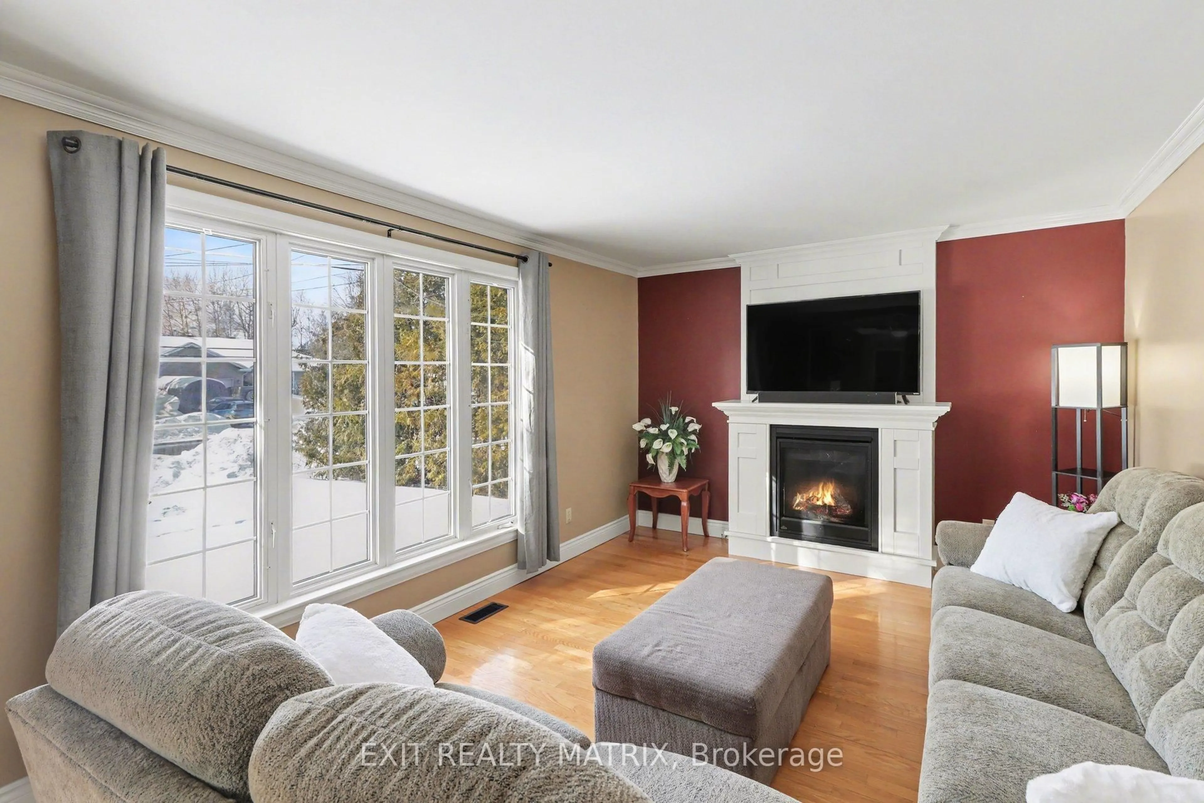 Living room with furniture, unknown for 4603 Anderson Rd, Carlsbad Springs Ontario K0A 1K0