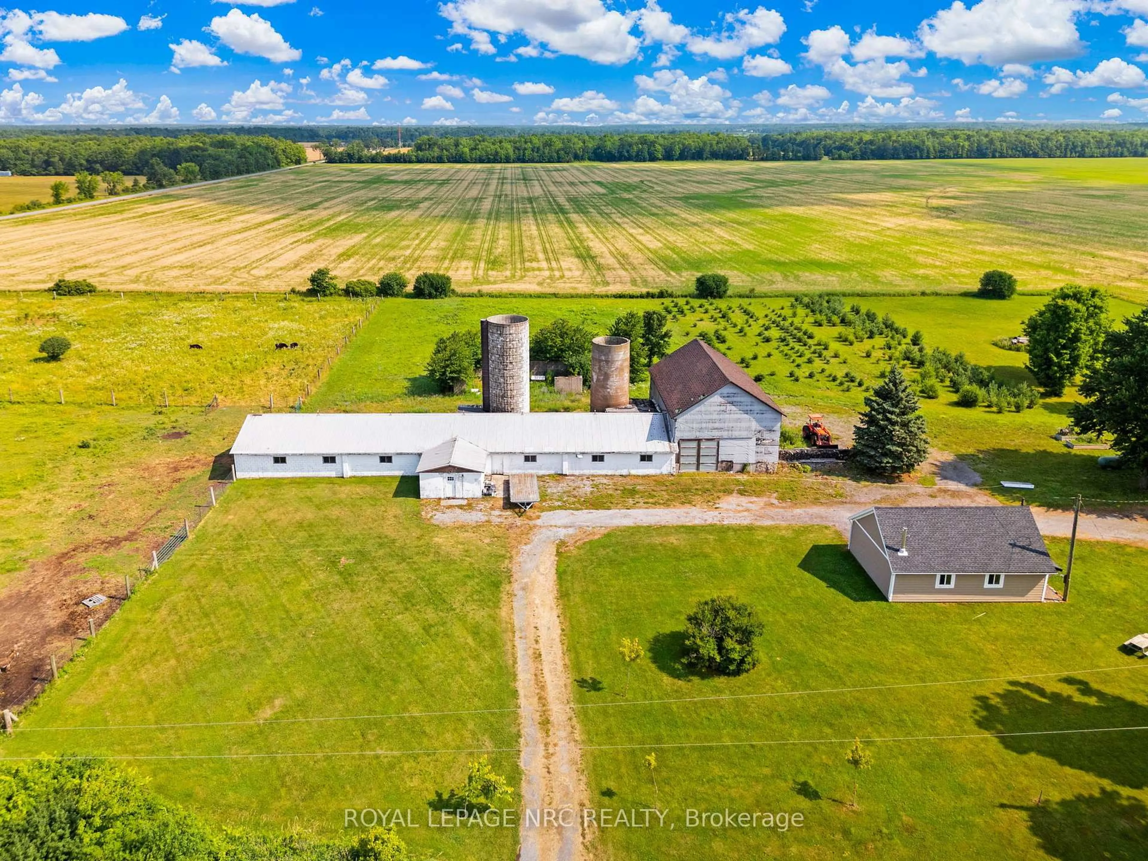 A pic from outside/outdoor area/front of a property/back of a property/a pic from drone, building for 4692 GILMORE Rd, Fort Erie Ontario L0S 1N0