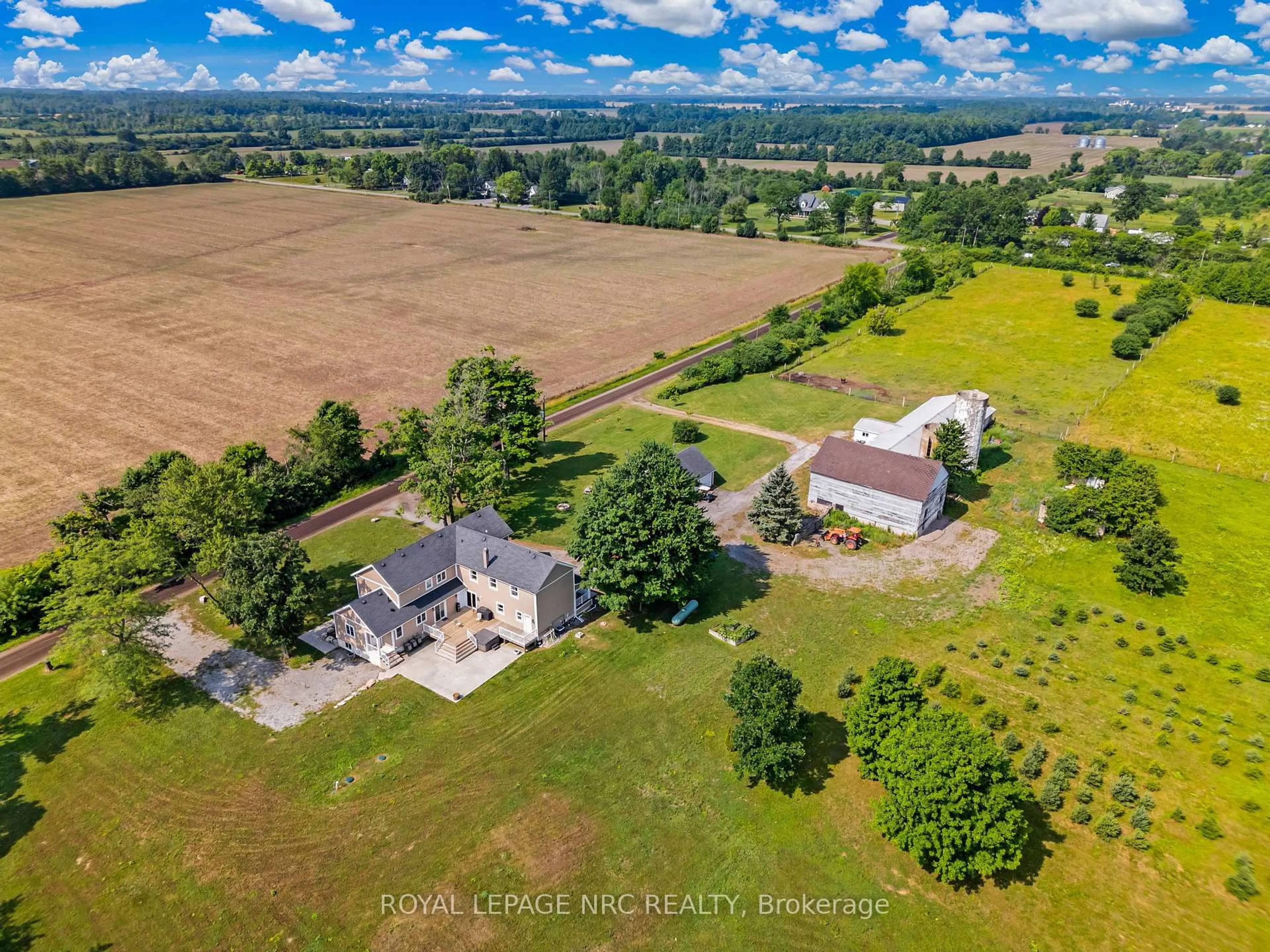 A pic from outside/outdoor area/front of a property/back of a property/a pic from drone, unknown for 4692 GILMORE Rd, Fort Erie Ontario L0S 1N0