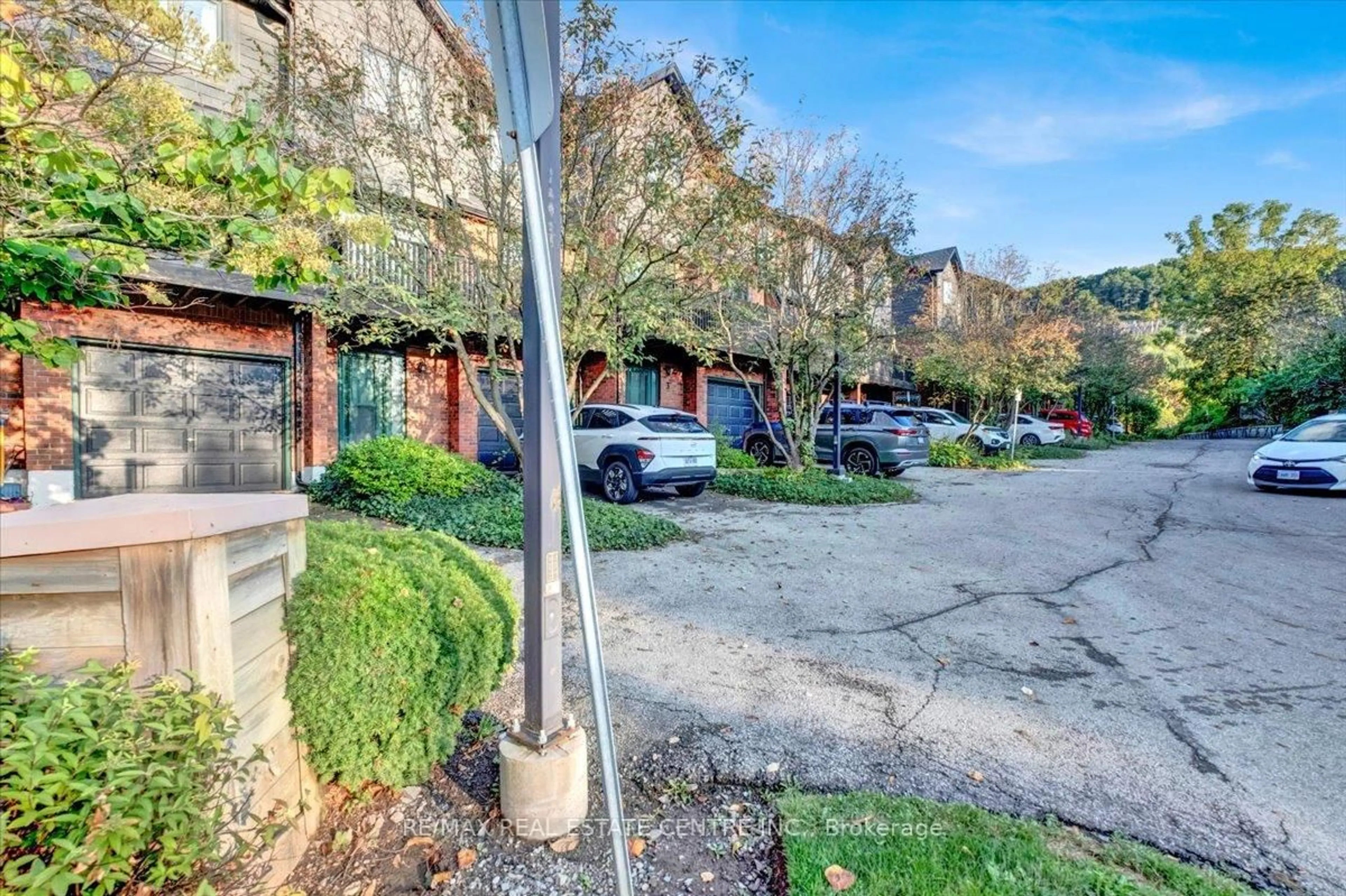 Unknown for 1983 Main St #1, Hamilton Ontario L8S 4R2