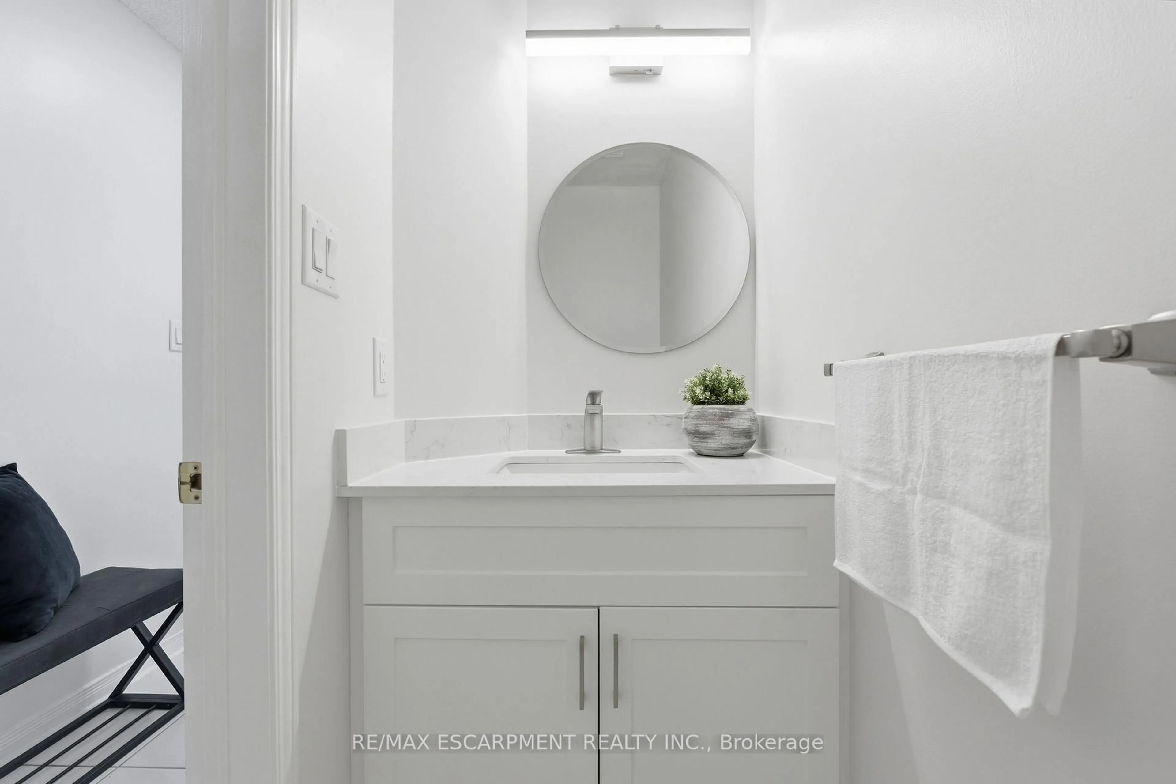 Standard bathroom, ceramic/tile floor for 100 Vineberg Dr #25, Hamilton Ontario L8W 3X4