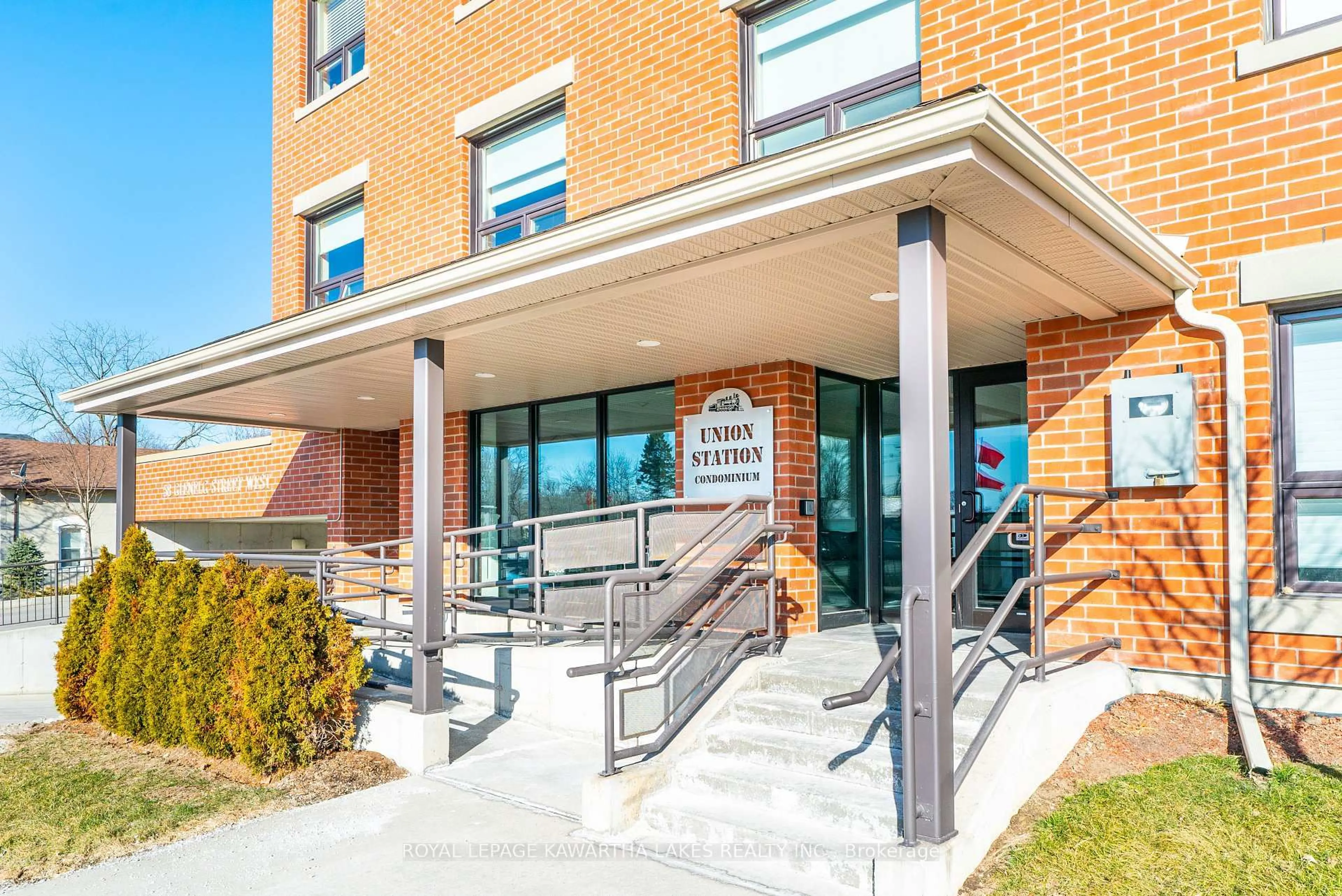 Indoor foyer for 58 Glenelg St #103, Kawartha Lakes Ontario K9V 0M9