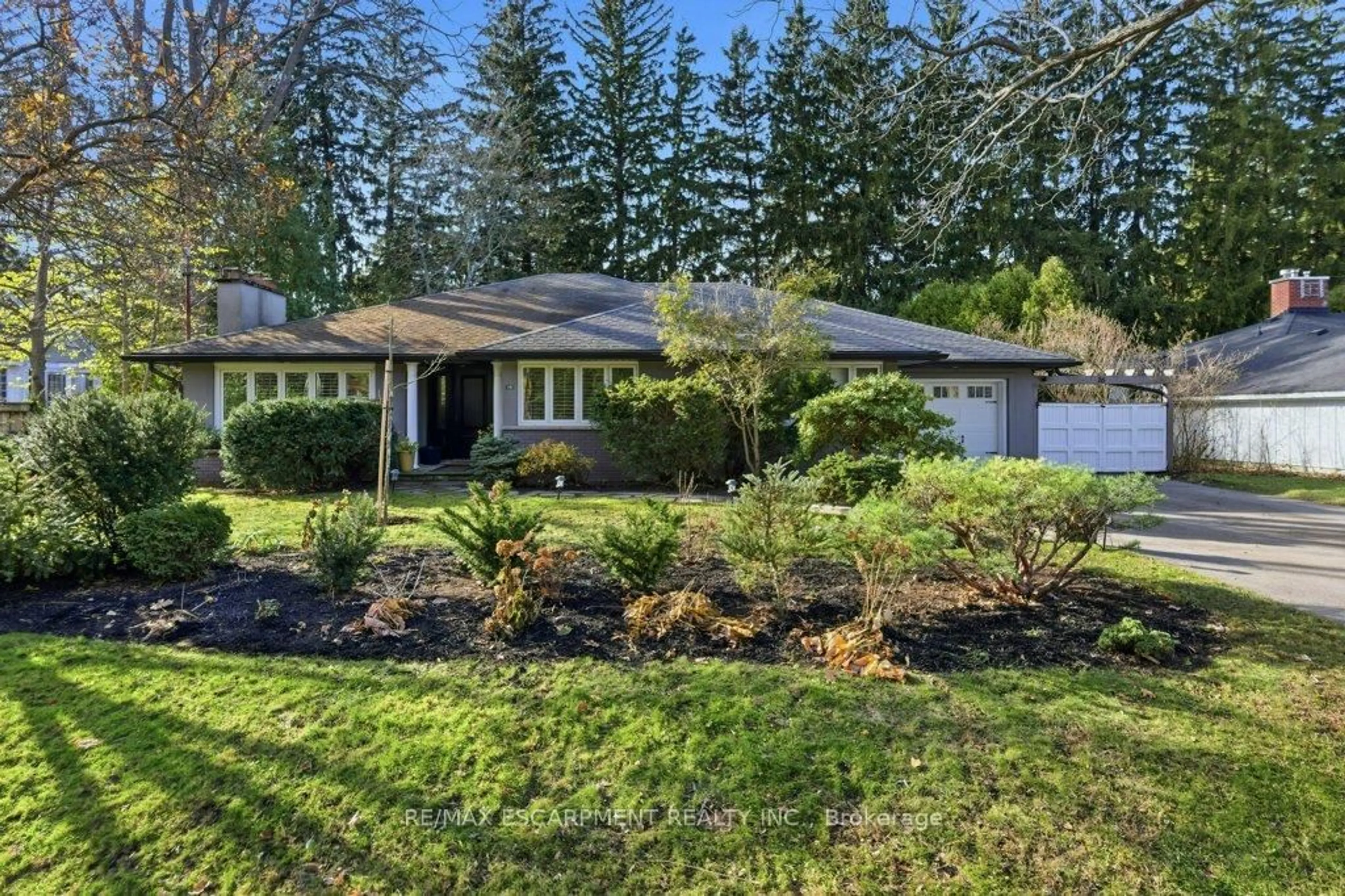 A pic from outside/outdoor area/front of a property/back of a property/a pic from drone, unknown for 16 Lovers Lane, Hamilton Ontario L9G 1G3