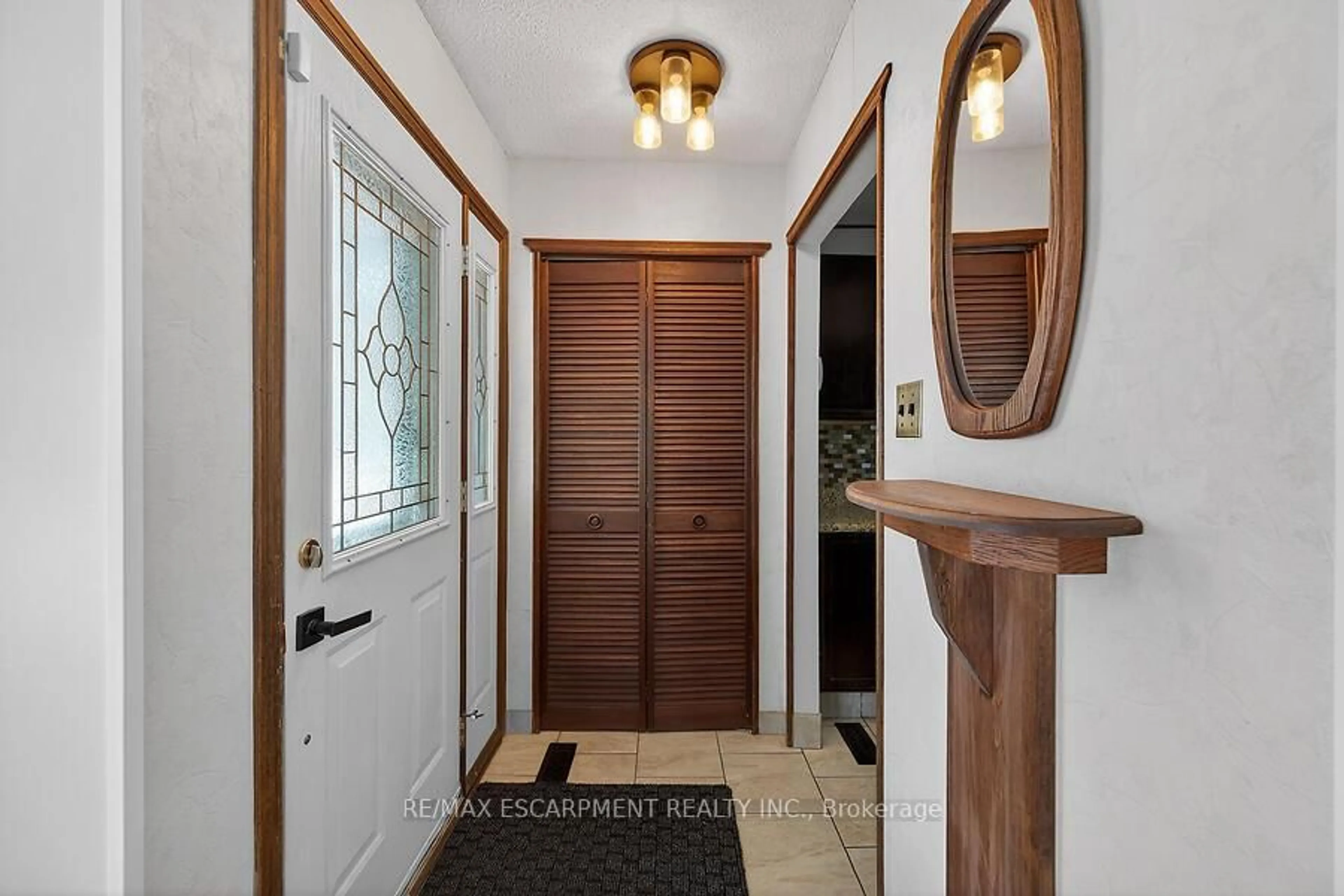 Indoor entryway for 16 Golden Orchard Dr, Hamilton Ontario L9C 6J5