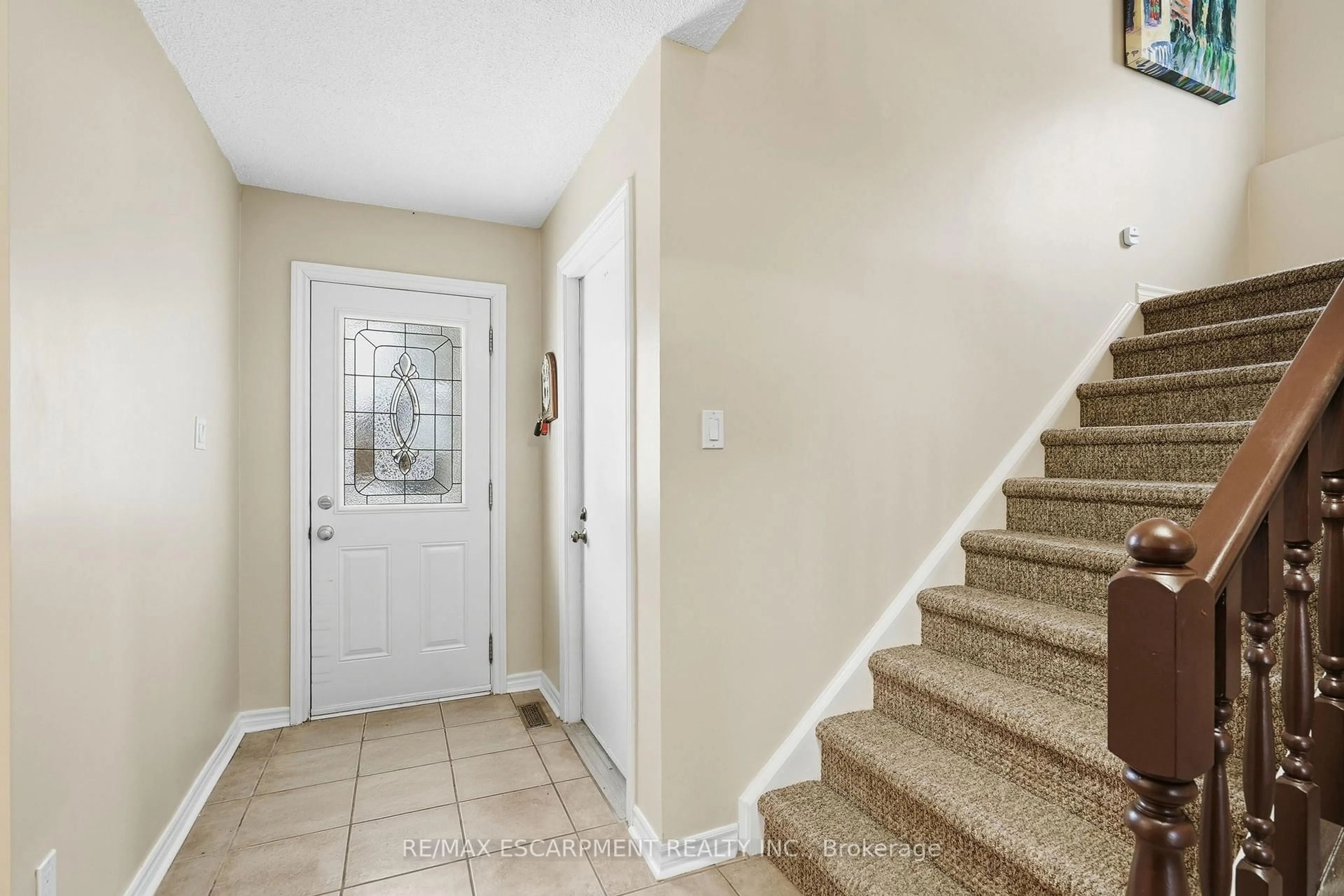 Indoor entryway for 24 Braeheid Ave, Hamilton Ontario L8B 0C5