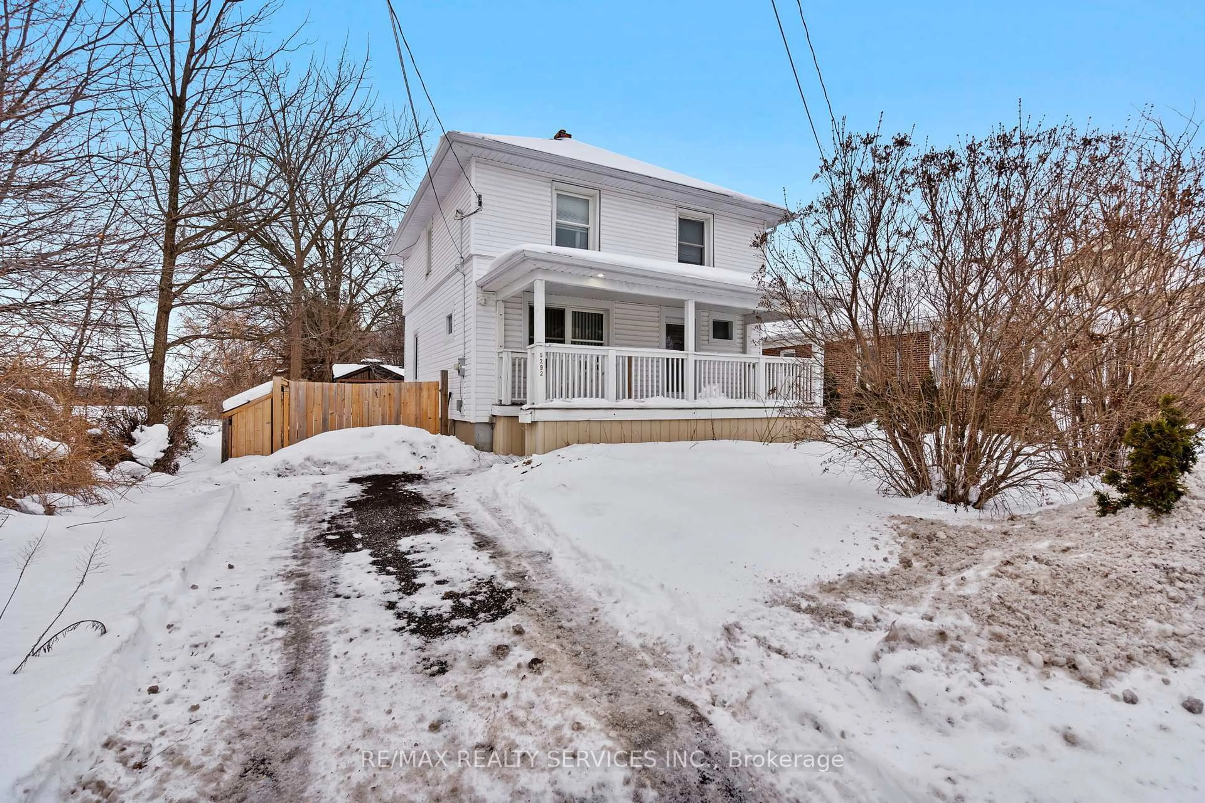 A pic from outside/outdoor area/front of a property/back of a property/a pic from drone, street for 5292 Bridge St, Niagara Falls Ontario L2E 2T3