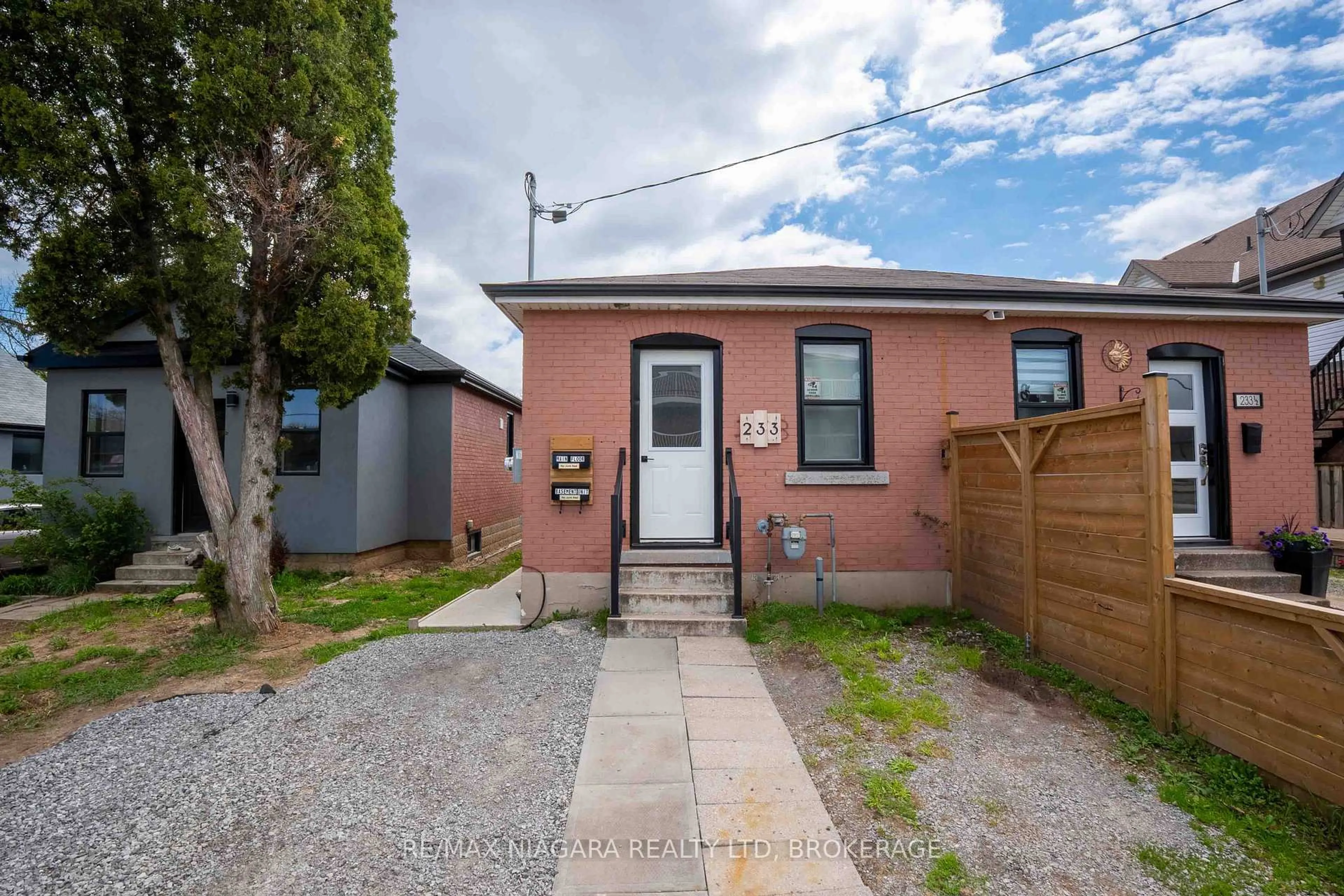 A pic from outside/outdoor area/front of a property/back of a property/a pic from drone, street for 233 PELHAM Rd, St. Catharines Ontario L2S 1W8