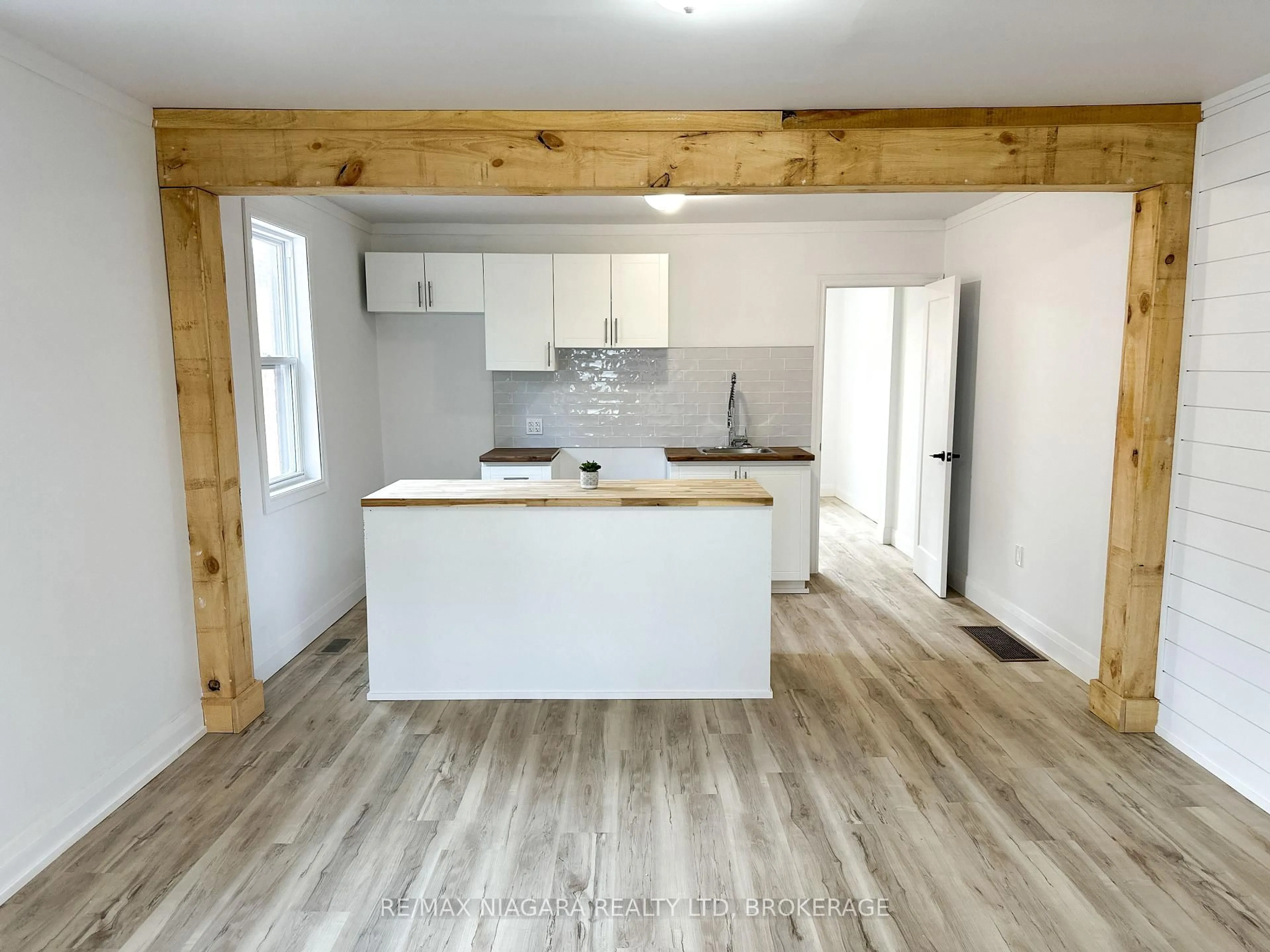 Open concept kitchen, wood/laminate floor for 233 PELHAM Rd, St. Catharines Ontario L2S 1W8