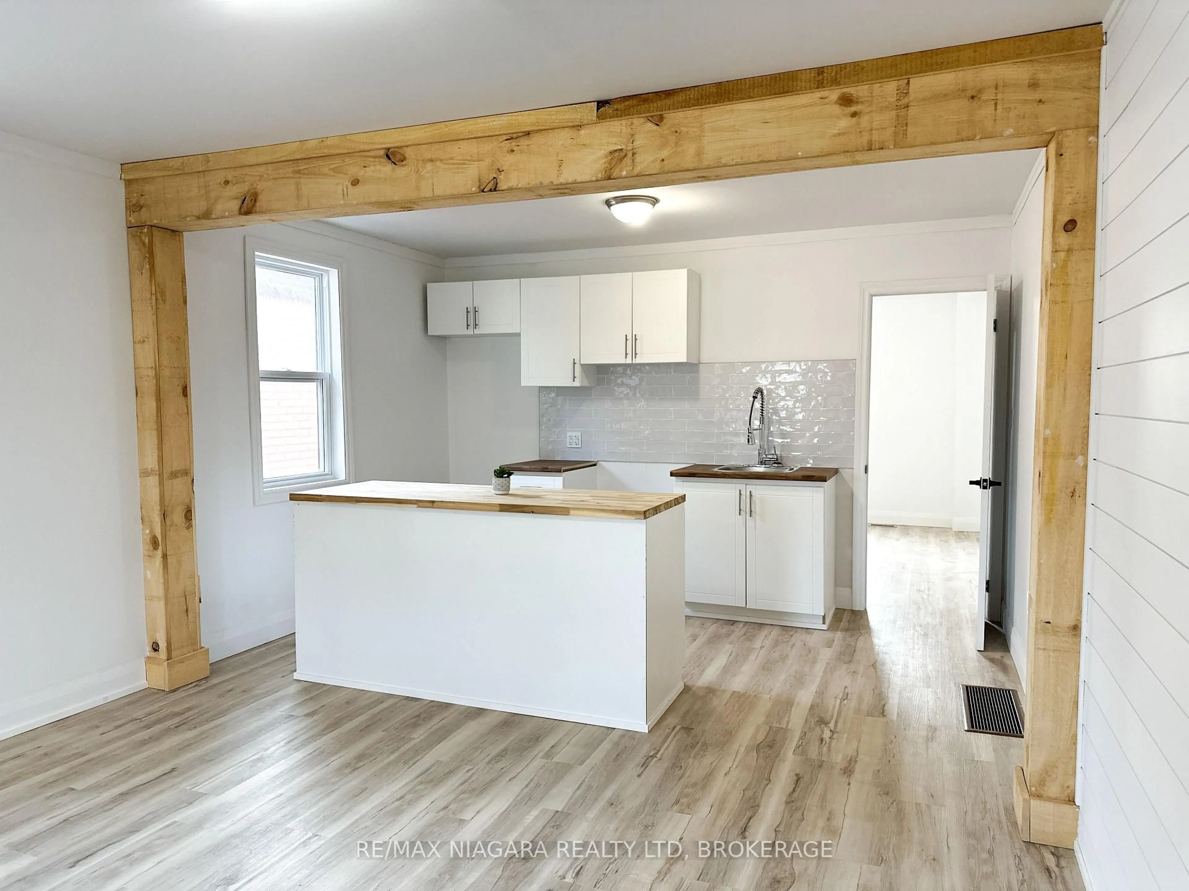 Open concept kitchen, wood/laminate floor for 233 PELHAM Rd, St. Catharines Ontario L2S 1W8