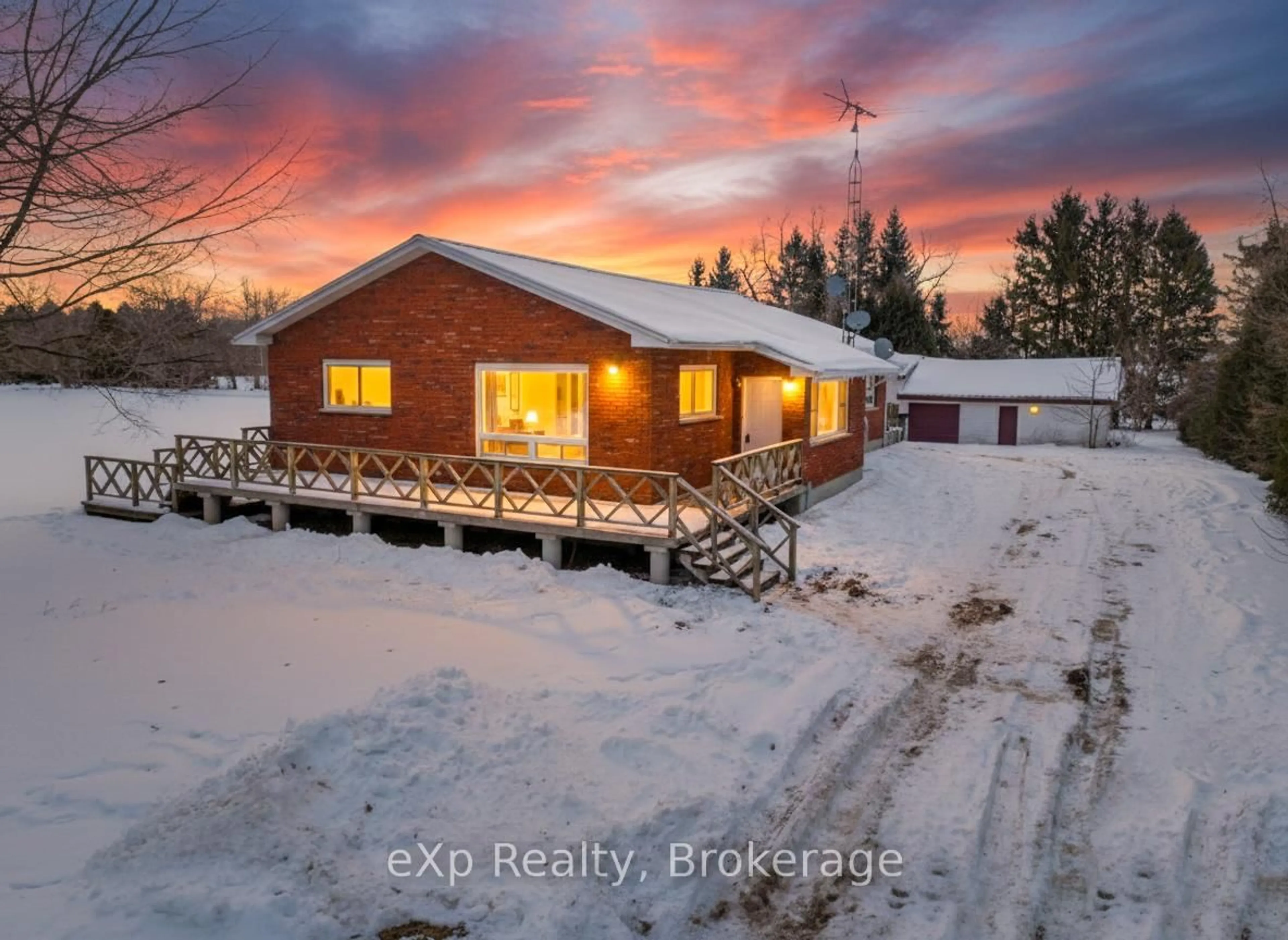 A pic from outside/outdoor area/front of a property/back of a property/a pic from drone, unknown for 221 Queen St, Chatham-Kent Ontario N0P 1T0