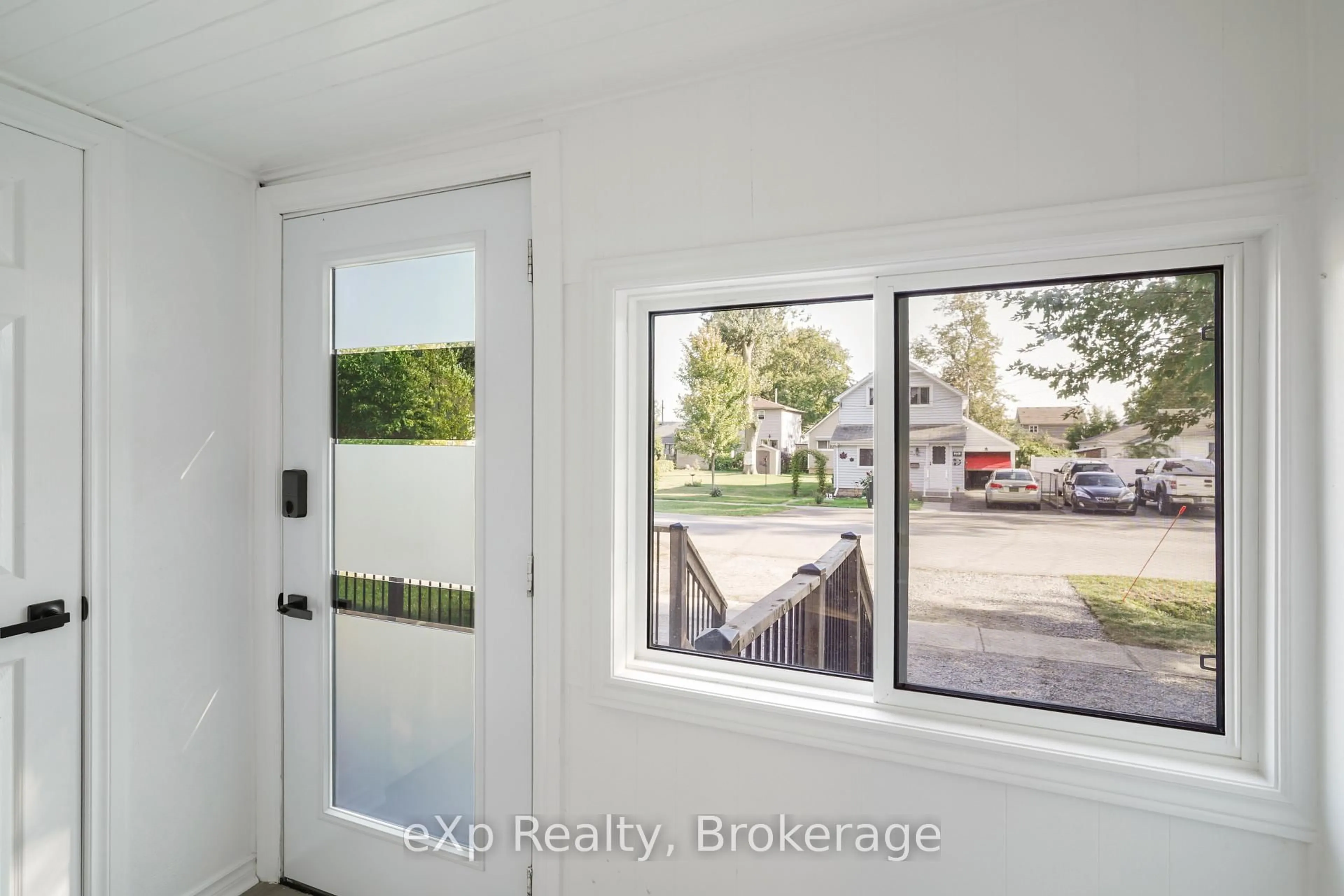 Indoor entryway for 3792 Glendale Ave, Fort Erie Ontario L0S 1B0