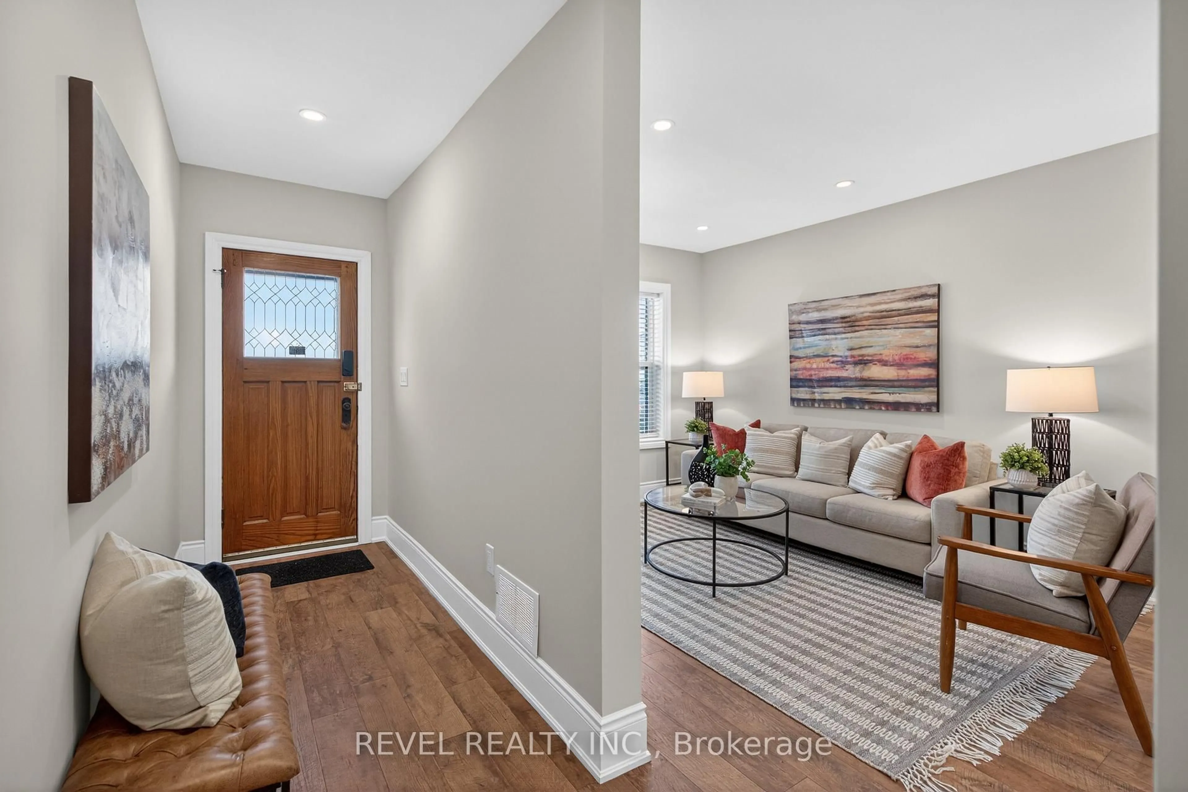 Indoor entryway for 161 Connaught Ave, Hamilton Ontario L8L 6Z4
