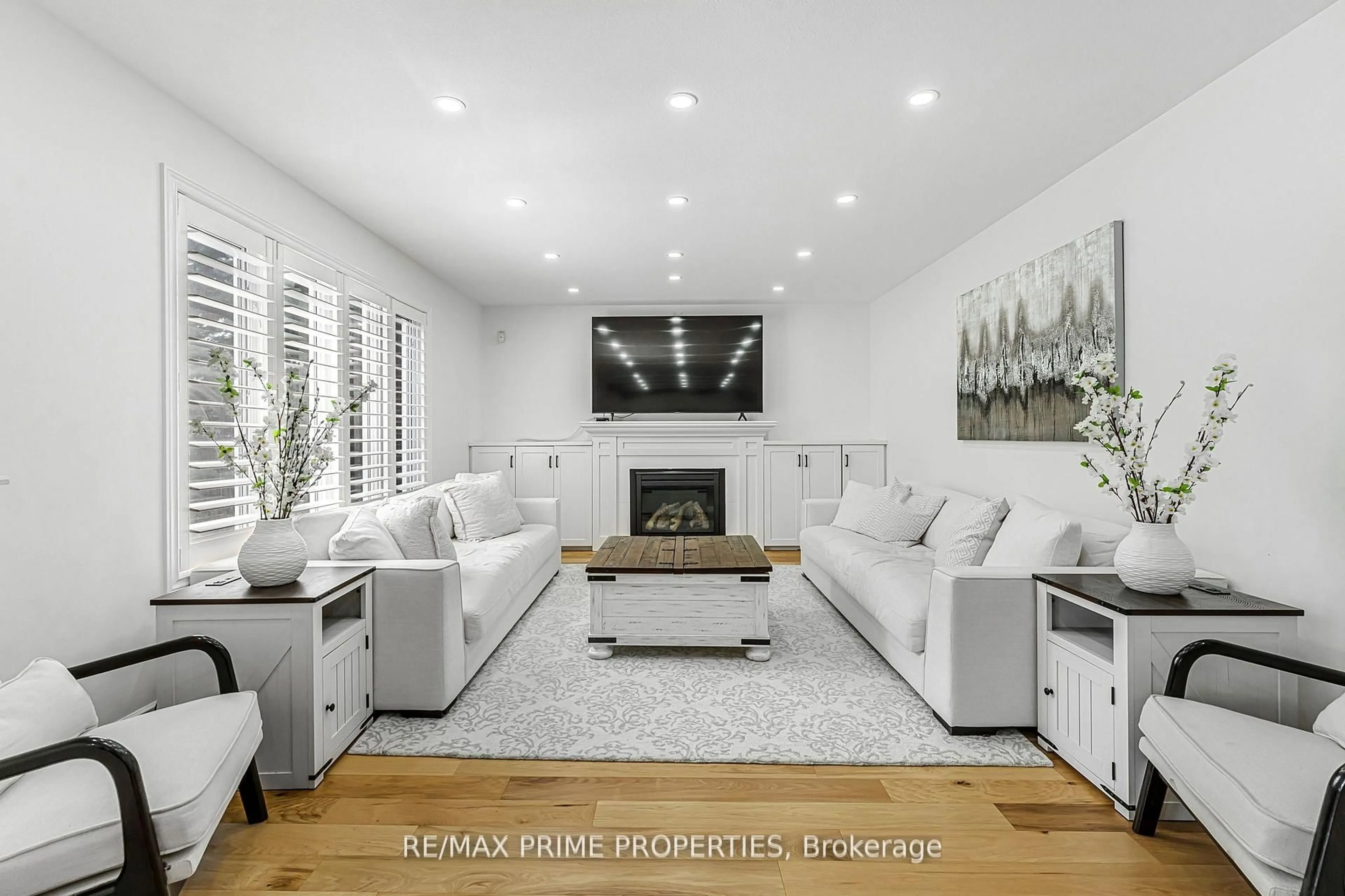 Living room with furniture, ceramic/tile floor for 52 Clare Ave, Welland Ontario L3C 0B7