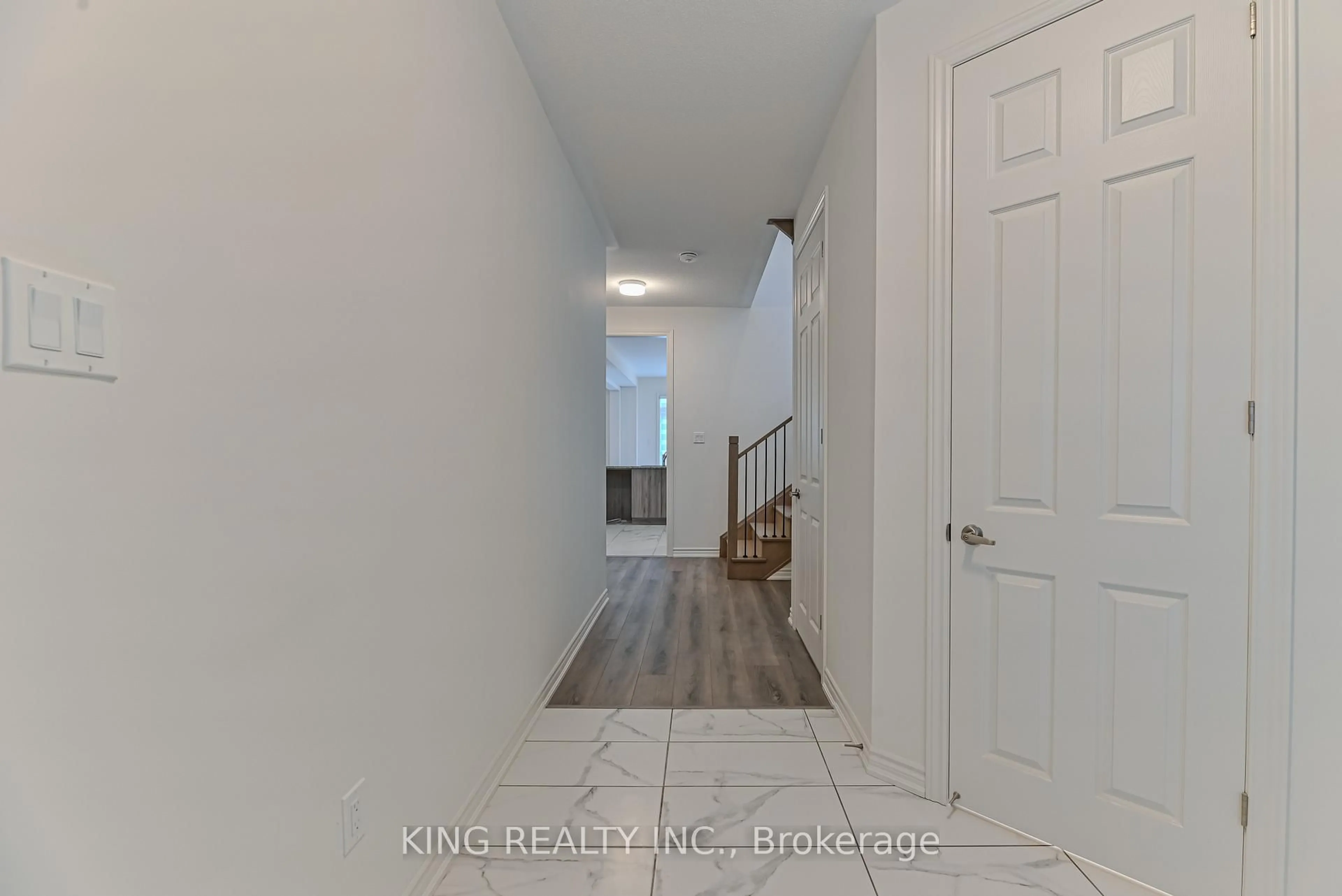 Indoor entryway for 1123 Denton Dr, Cobourg Ontario K9A 4A1