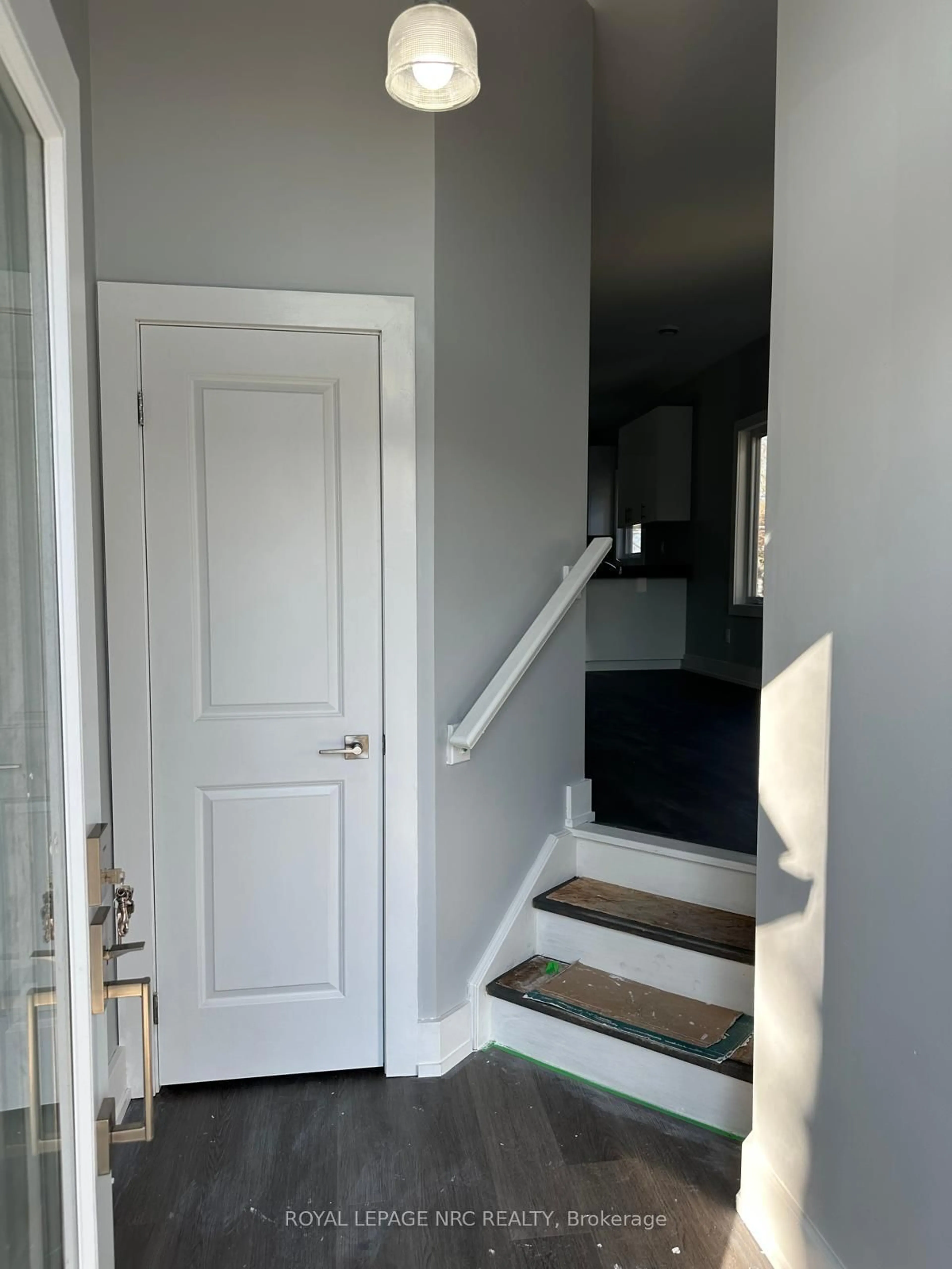 Indoor entryway for 58 Griffith St, Welland Ontario L3B 4G6