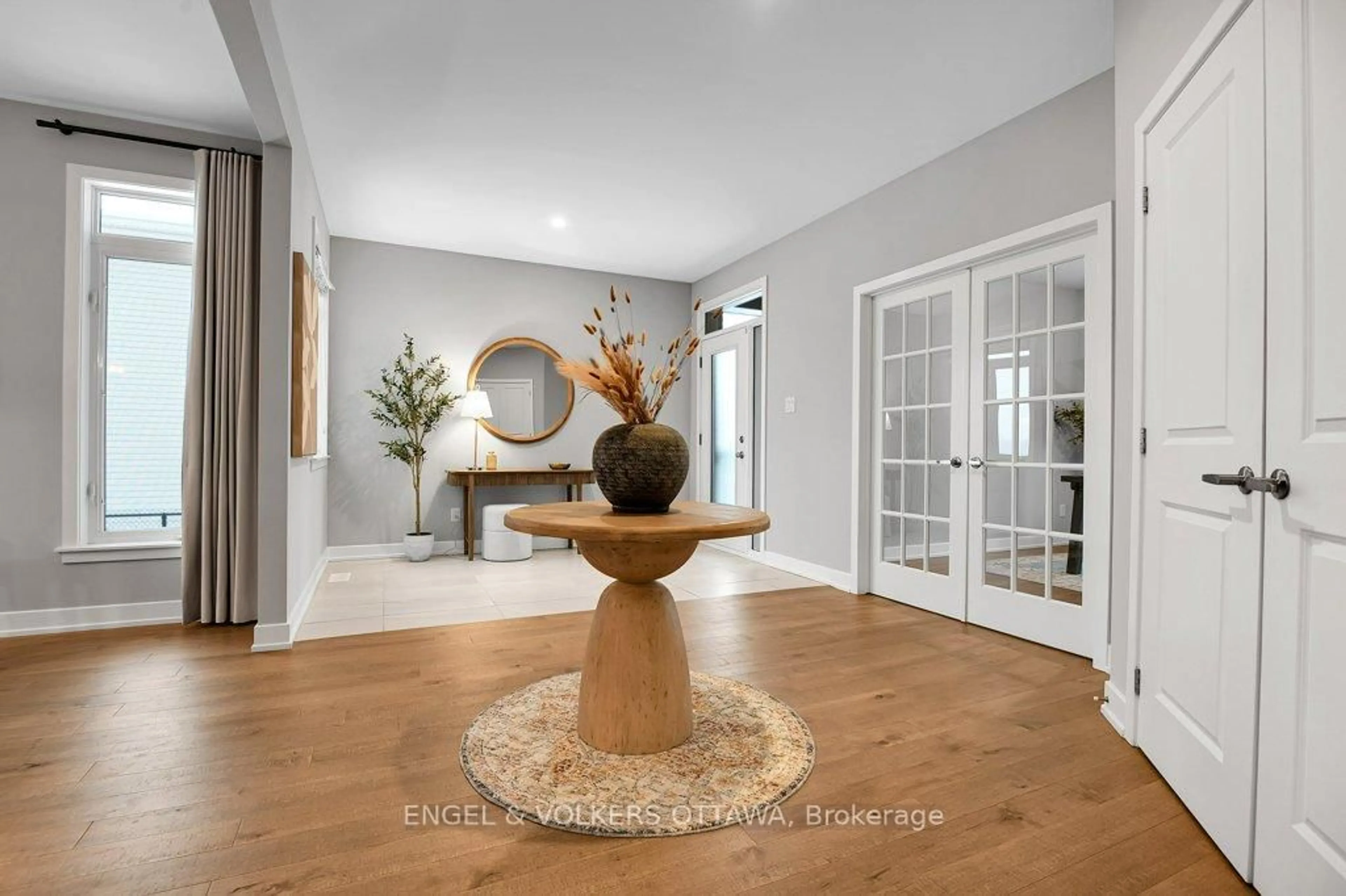 Indoor entryway for 134 Winterhaven Dr, Ottawa Ontario K1W 0H4