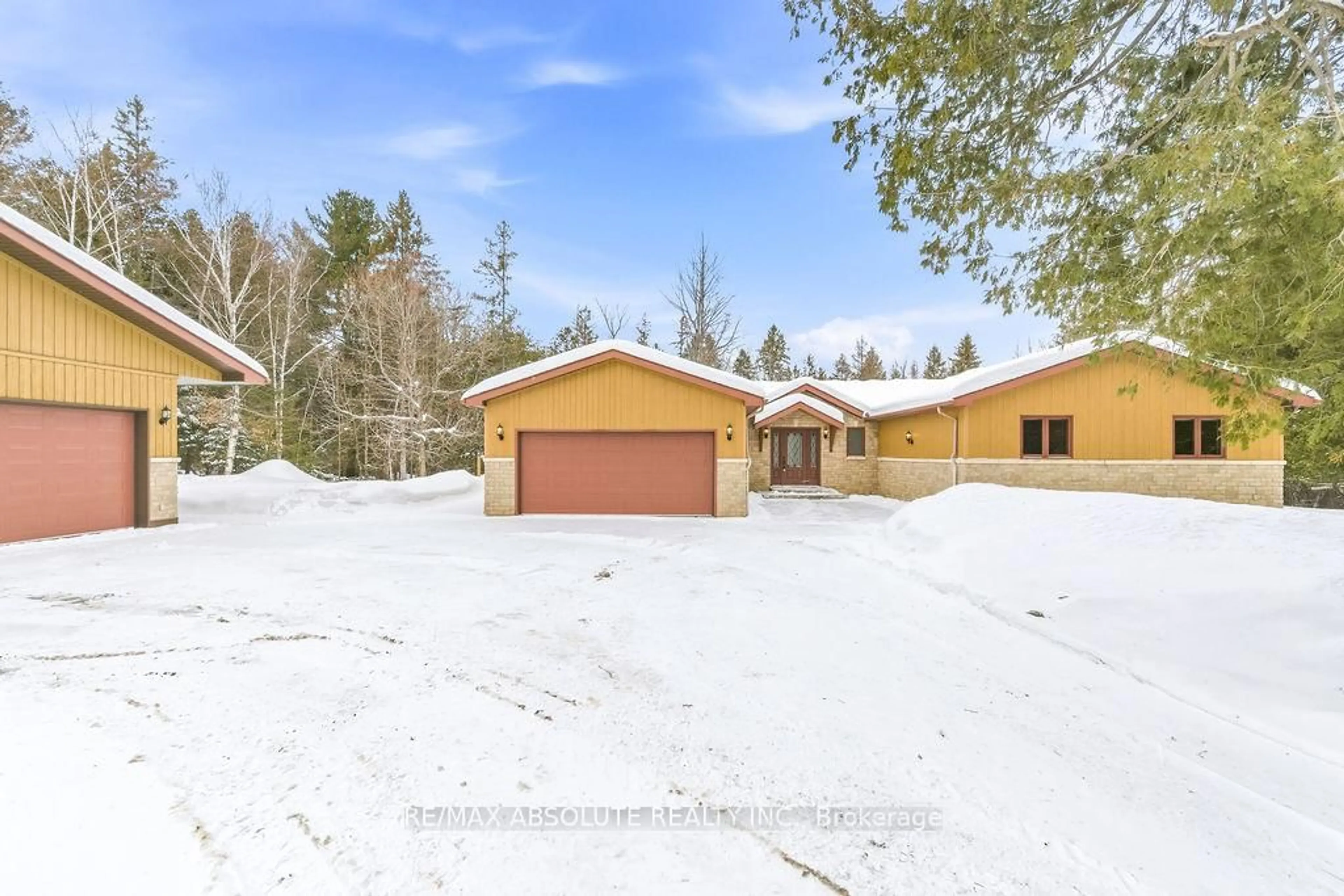 A pic from outside/outdoor area/front of a property/back of a property/a pic from drone, unknown for 206 Deerwood Dr, Kinburn Ontario K0A 2H0