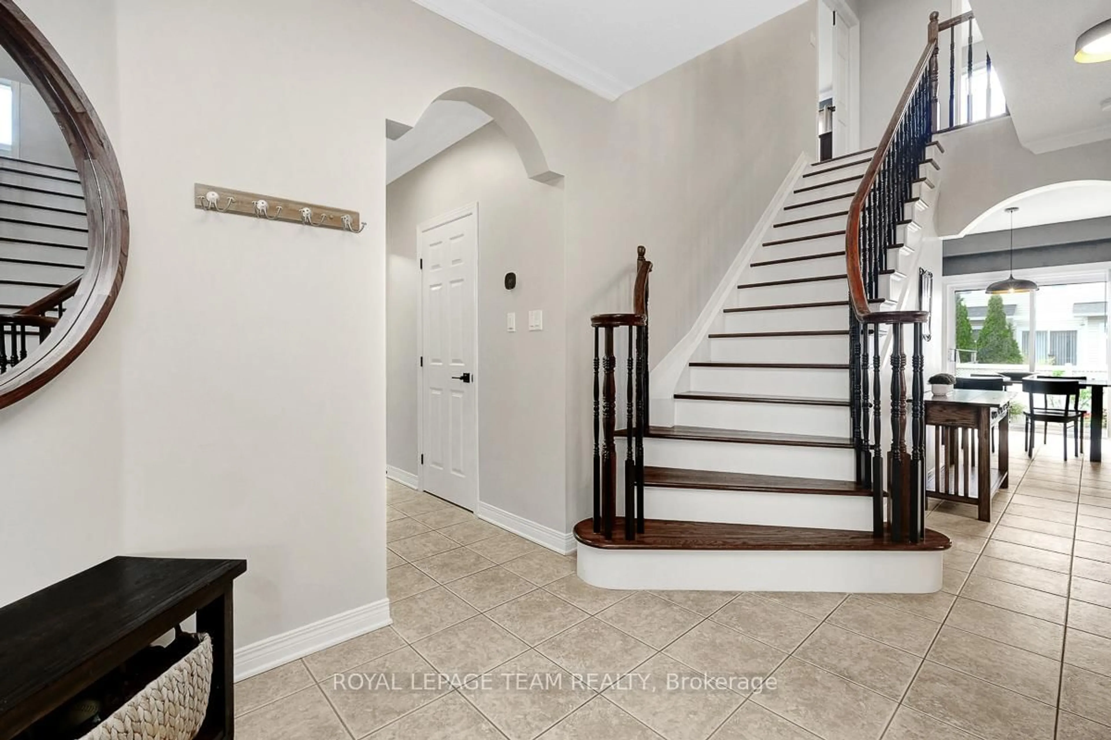 Indoor entryway for 118 Oakfield Cres, Ottawa Ontario K2J 5H6