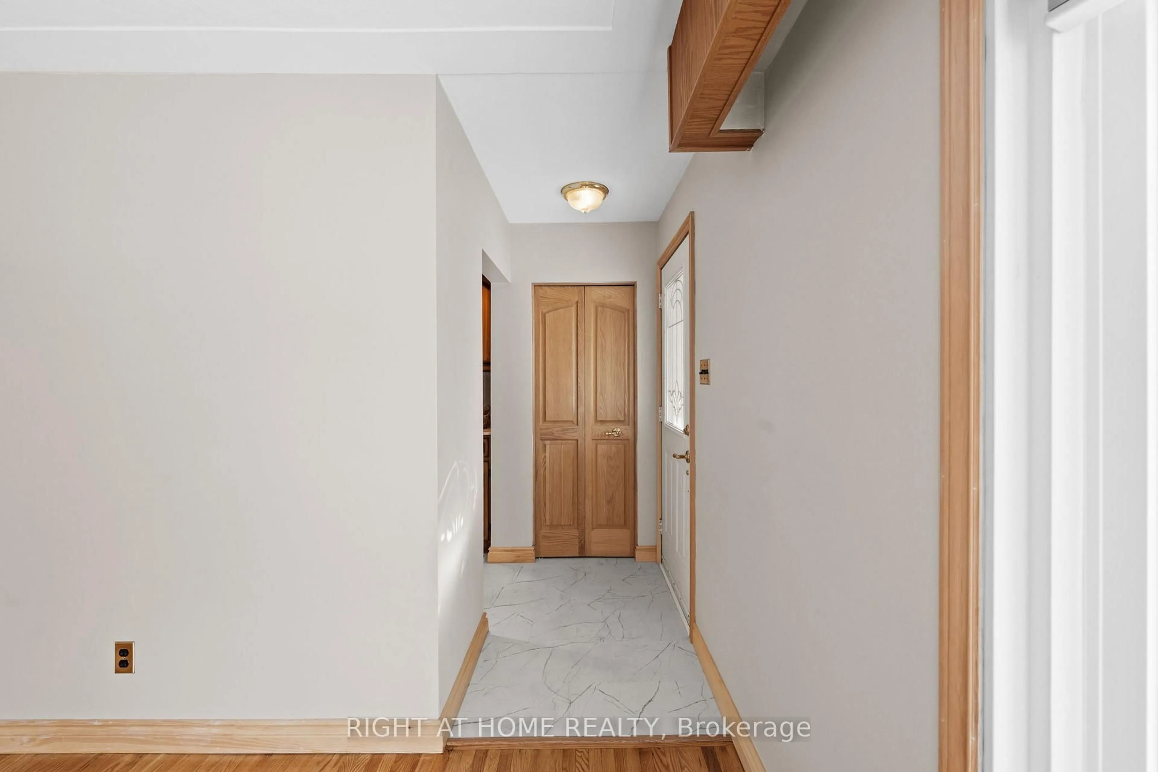 Indoor entryway for 757 Dickens Ave, Ottawa Ontario K1G 2X9