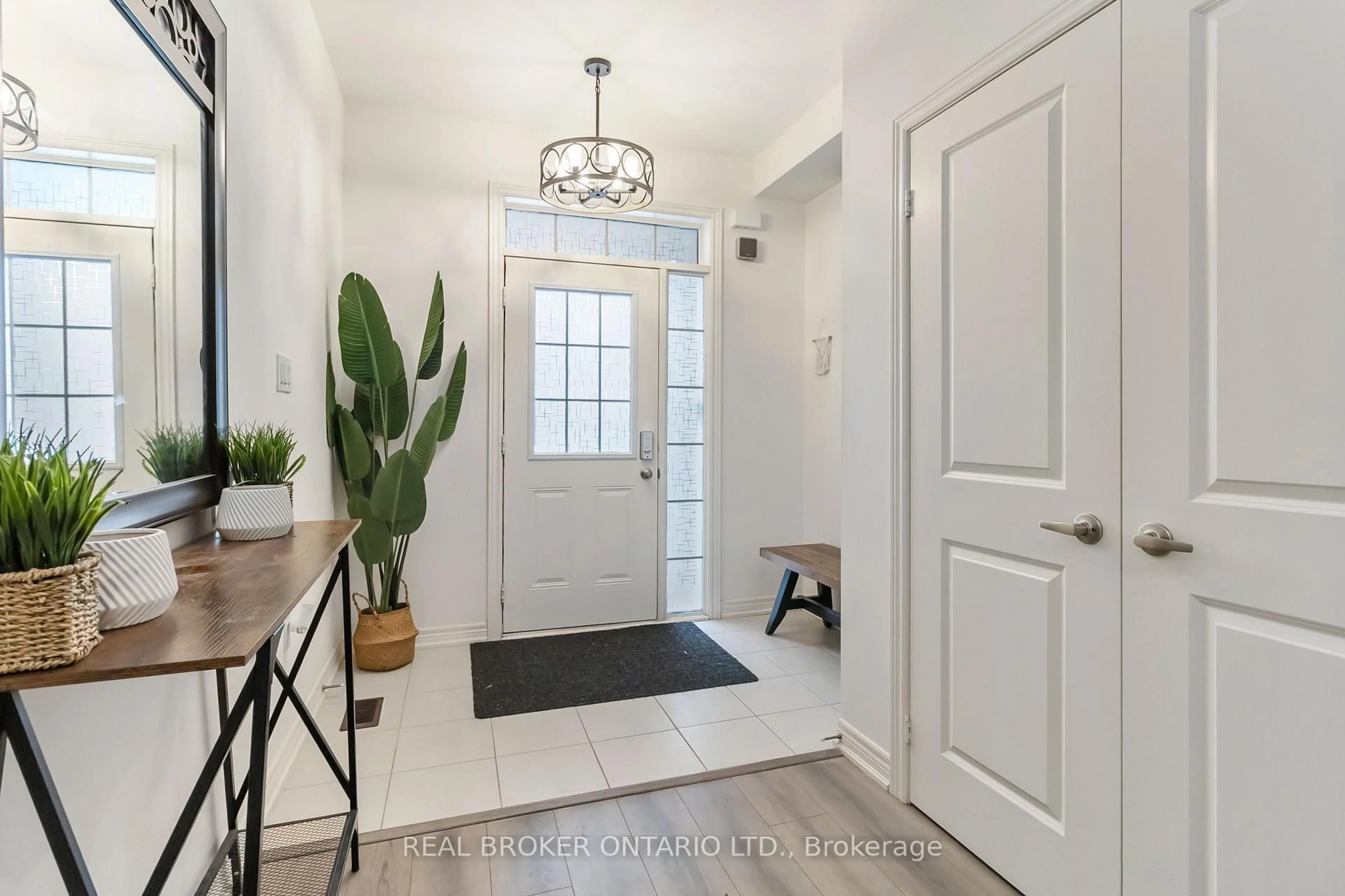 Indoor entryway for 8 Lidstone St, Cambridge Ontario N1T 0G4