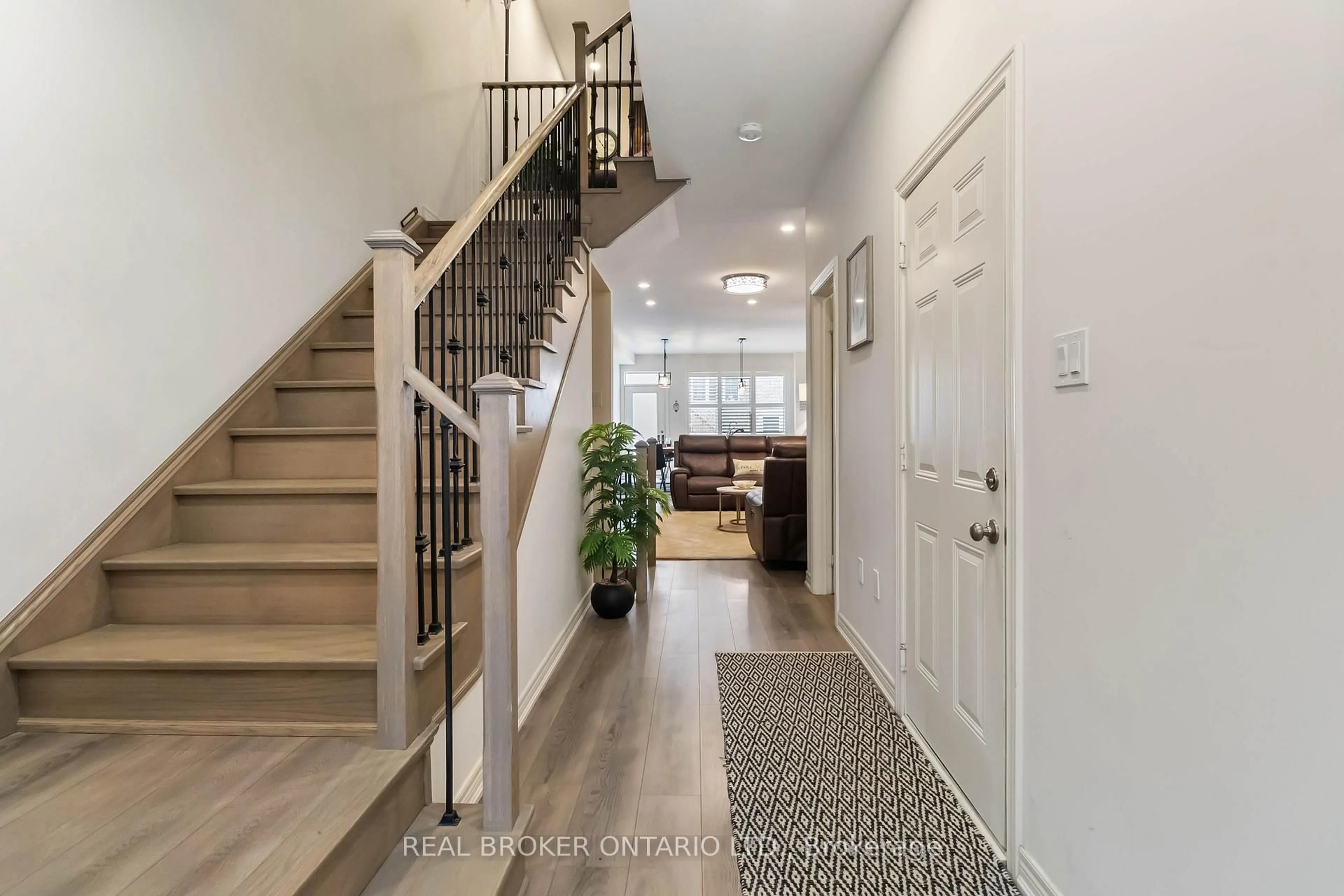 Indoor entryway for 8 Lidstone St, Cambridge Ontario N1T 0G4