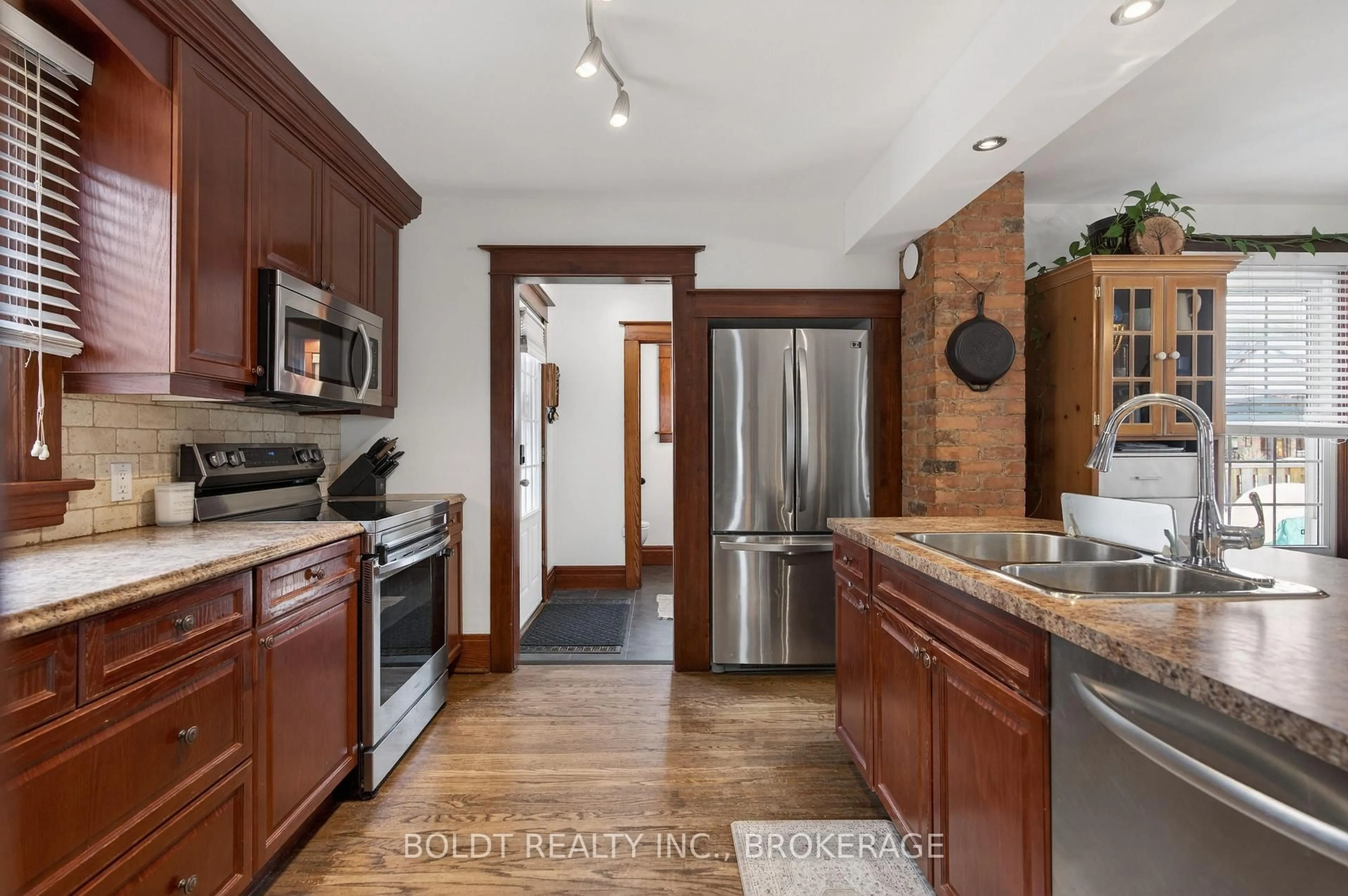 Open concept kitchen, unknown for 17 Taylor Ave, St. Catharines Ontario L2R 6G9