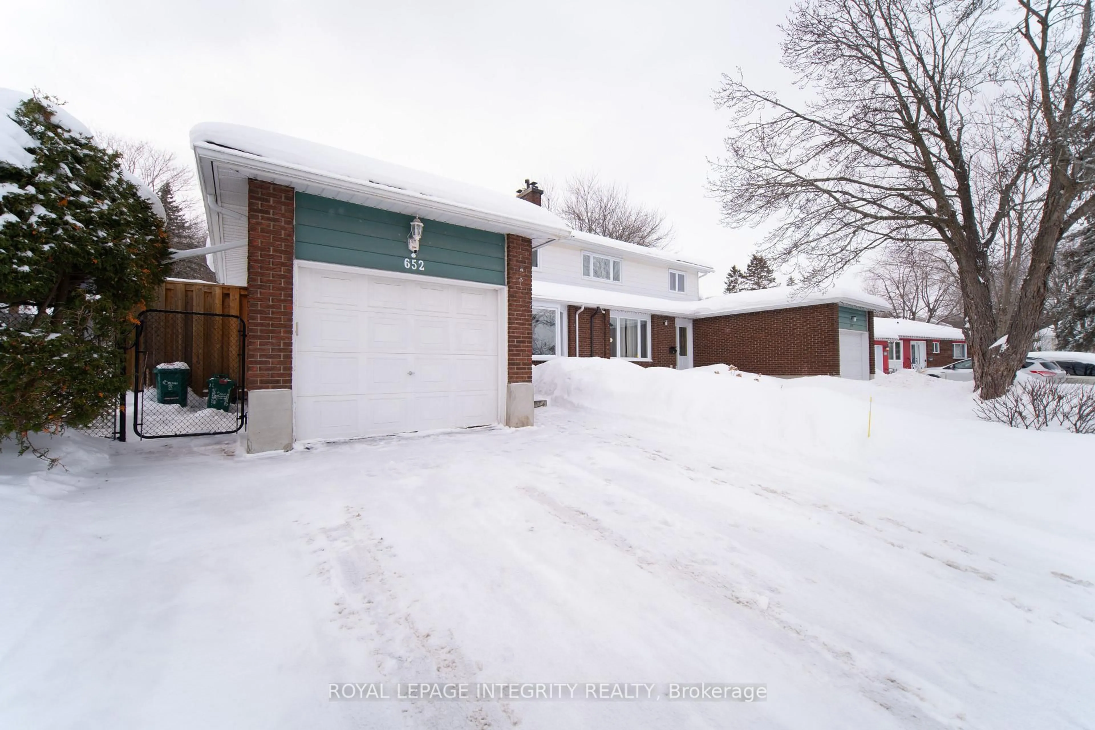 A pic from outside/outdoor area/front of a property/back of a property/a pic from drone, street for 652 LA VERENDRYE Dr, Ottawa Ontario K1J 7X4