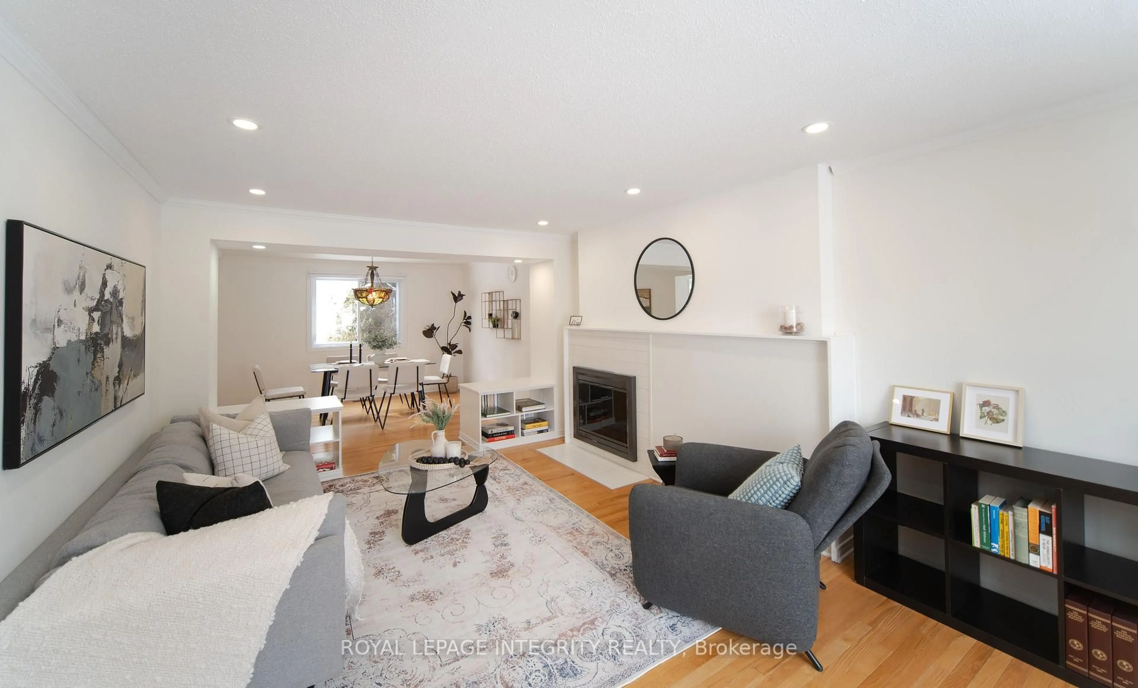 Living room with furniture, unknown for 652 LA VERENDRYE Dr, Ottawa Ontario K1J 7X4