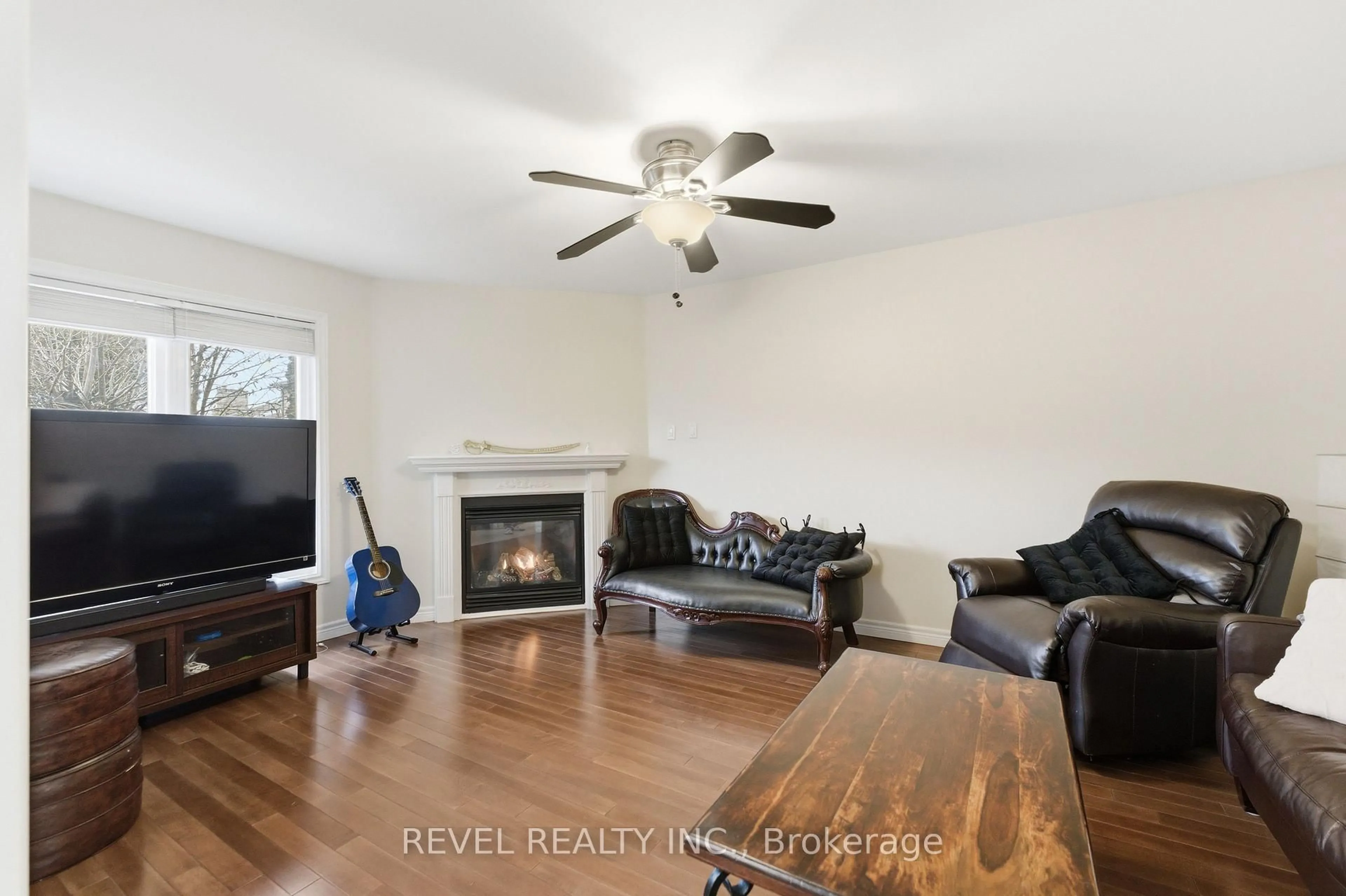 Living room with furniture, wood/laminate floor for 34 Haskins Crt, Hamilton Ontario L8K 6R1