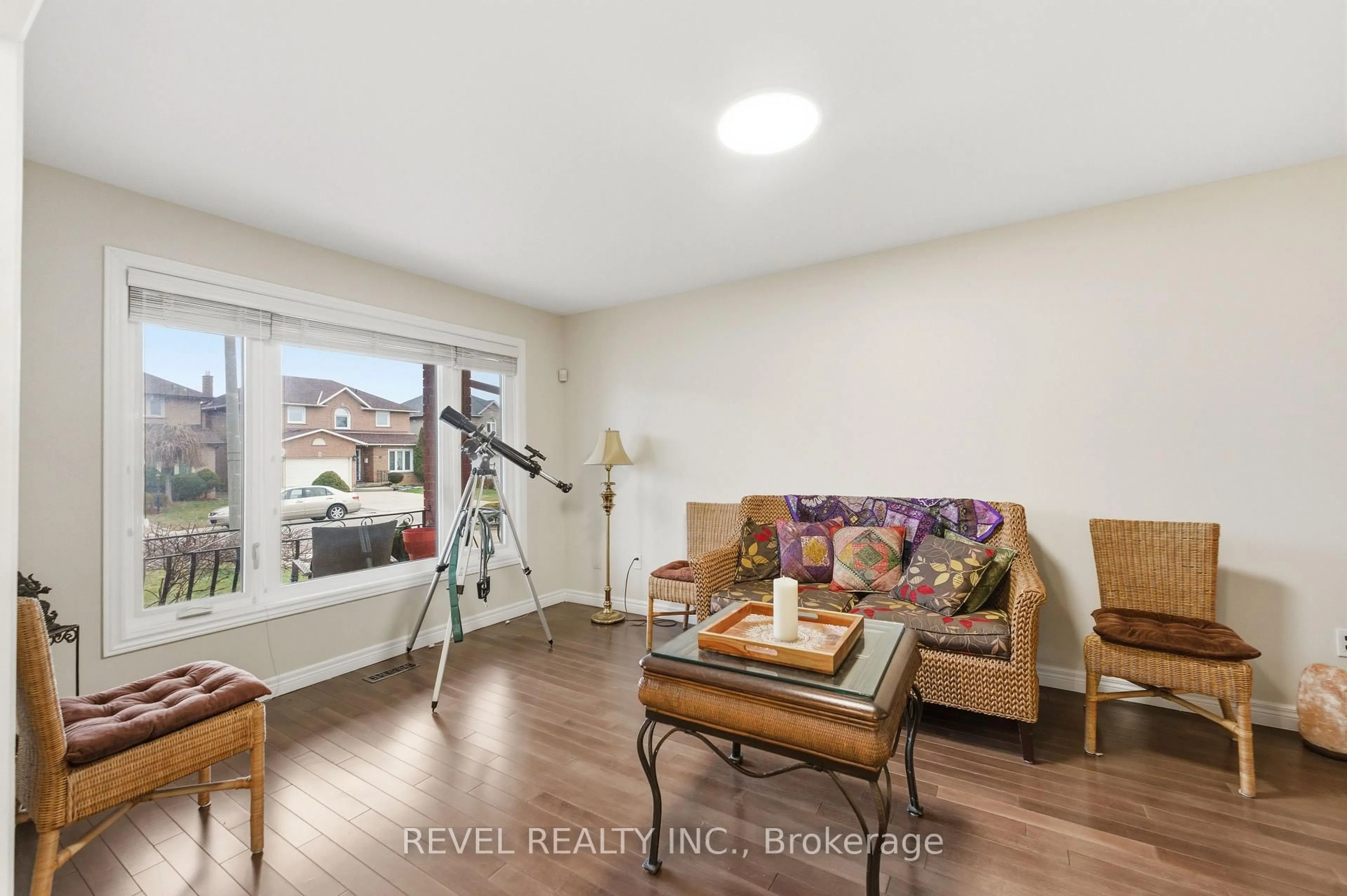 Living room with furniture, wood/laminate floor for 34 Haskins Crt, Hamilton Ontario L8K 6R1