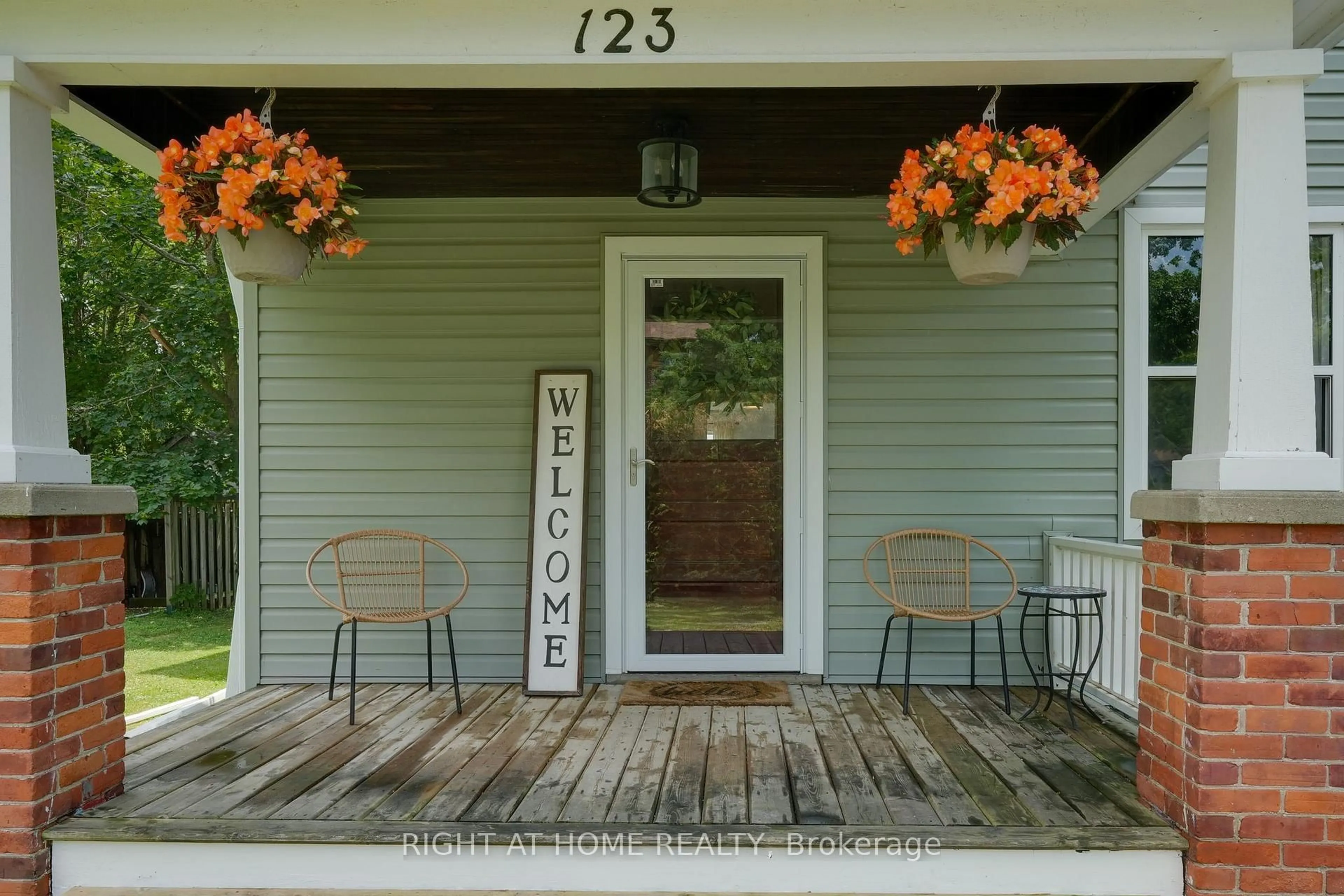 Indoor entryway for 123 John St, Kawartha Lakes Ontario K0M 2T0